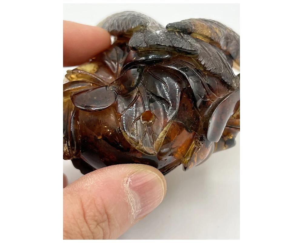 Figurina in ambra naturale intagliata a mano di un teschio con gufo in vendita 6