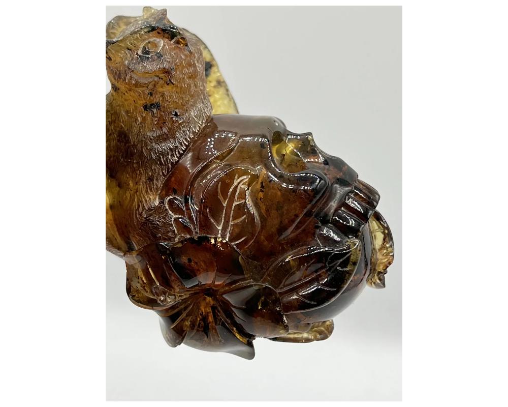 Figurina in ambra naturale intagliata a mano di un teschio con gufo In condizioni buone in vendita a New York, NY