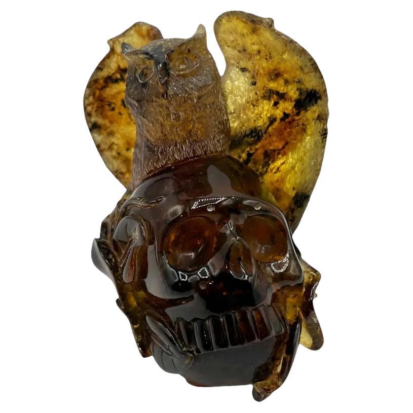 Ambre naturel sculpté à la main Figurine d'un crâne avec hibou