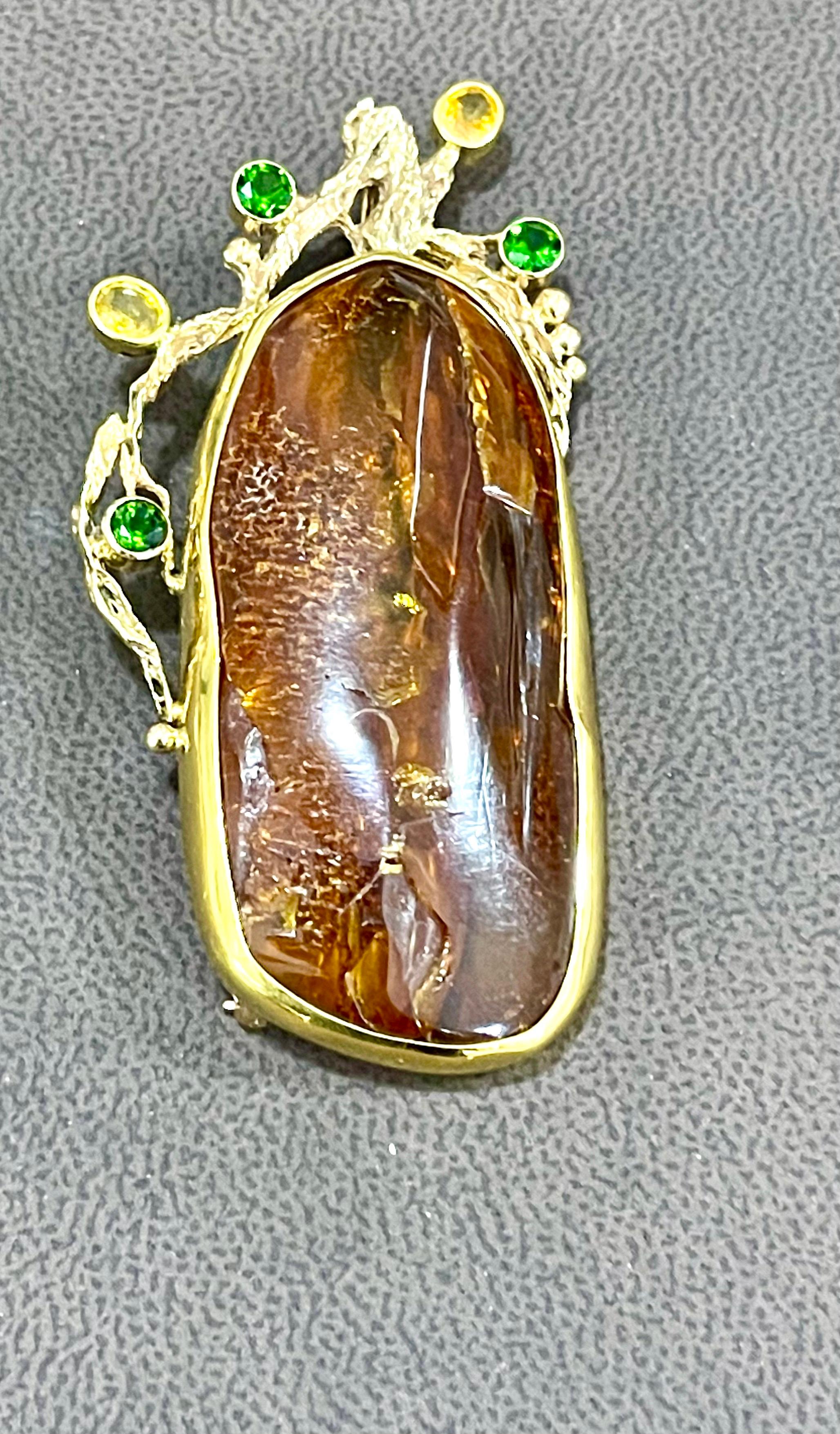 Taille grossière Collier / épingle en or jaune 18 carats avec tsavorite ambrée naturelle et saphir jaune en vente