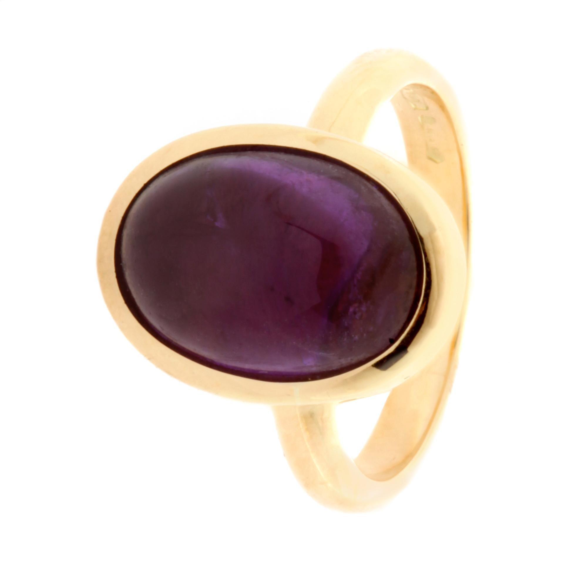 Magnifique bague avec un travail d'art exceptionnel, un étalage de couleurs remarquable et un savoir-faire italien conçu par Intini Jewels. Cette bague unique présente une améthyste ovale naturelle sur un motif cocktail en or jaune 18