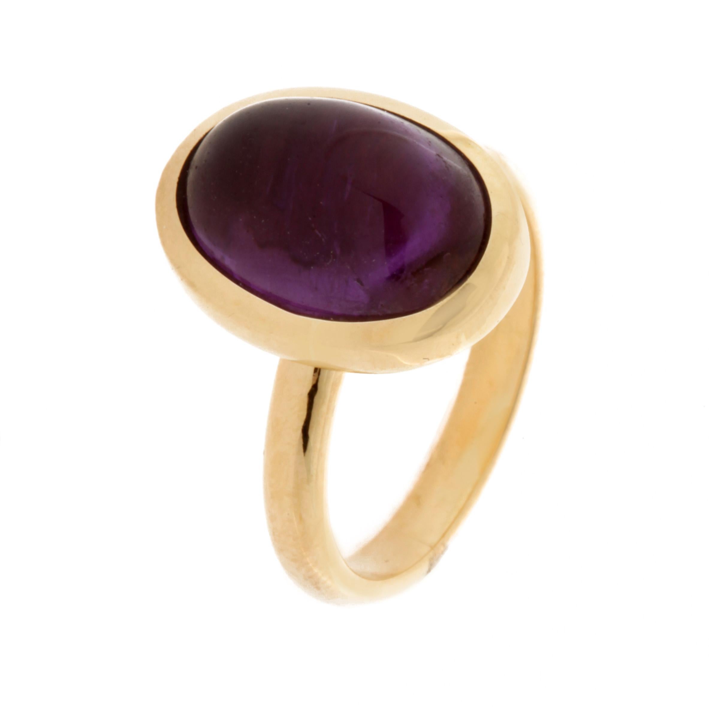 Artisan Bague cocktail ovale solitaire en or jaune 18 carats sertie d'une améthyste naturelle en serti clos en vente