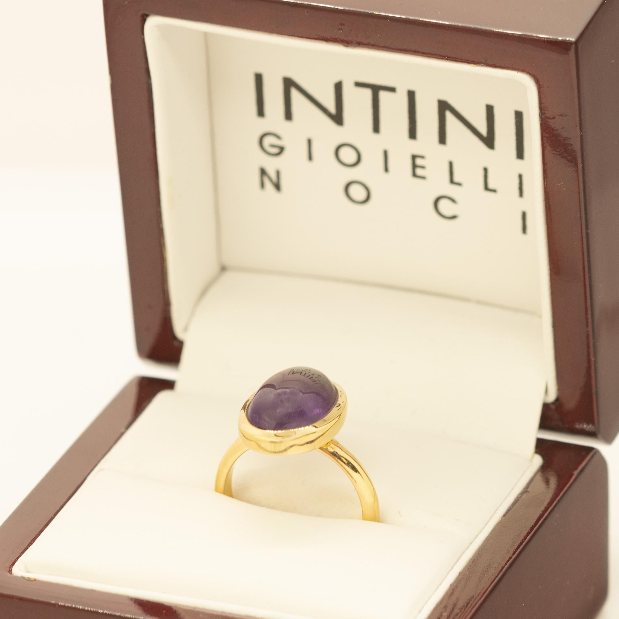 Taille ovale Bague cocktail ovale solitaire en or jaune 18 carats sertie d'une améthyste naturelle en serti clos en vente