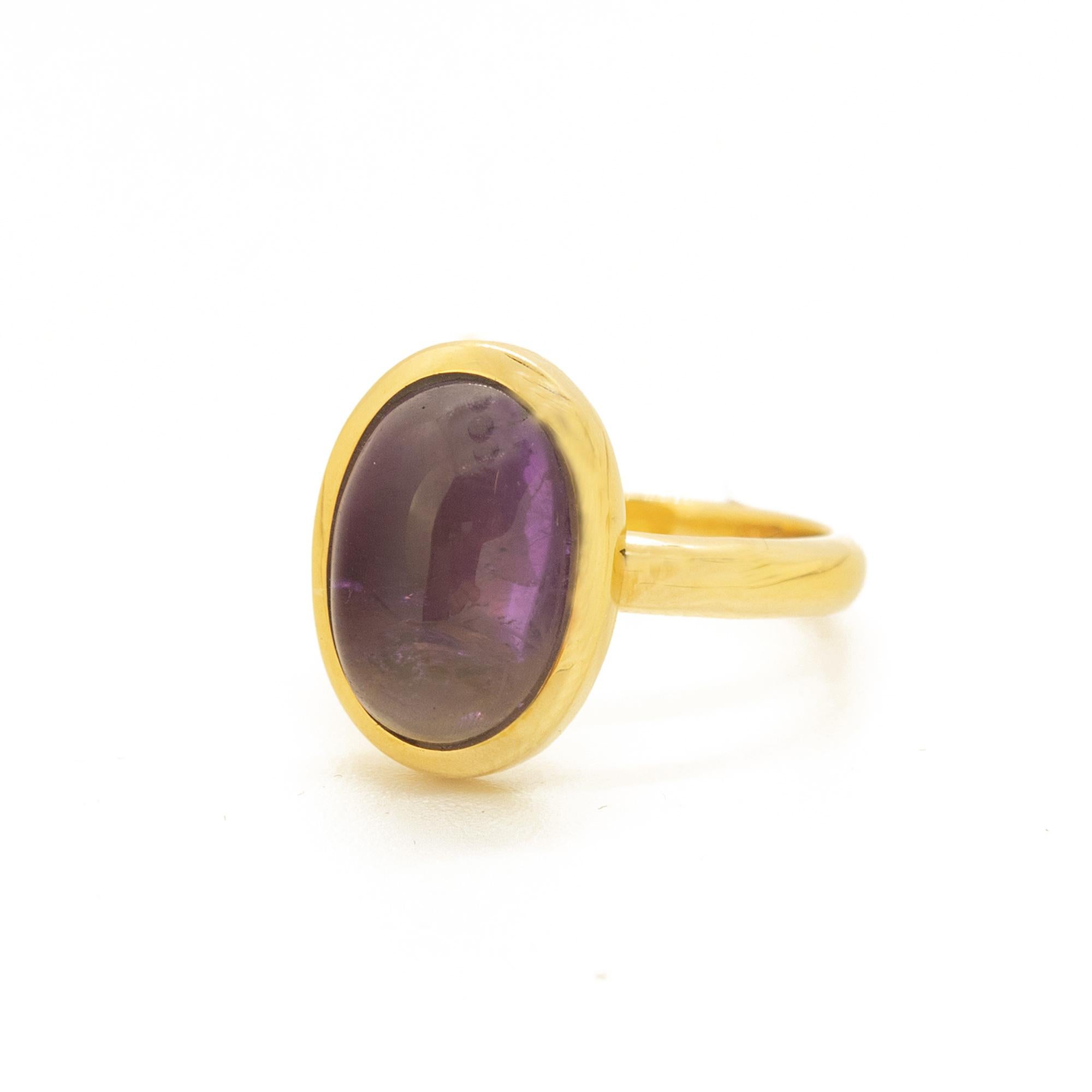 Bague cocktail ovale solitaire en or jaune 18 carats sertie d'une améthyste naturelle en serti clos en vente 1