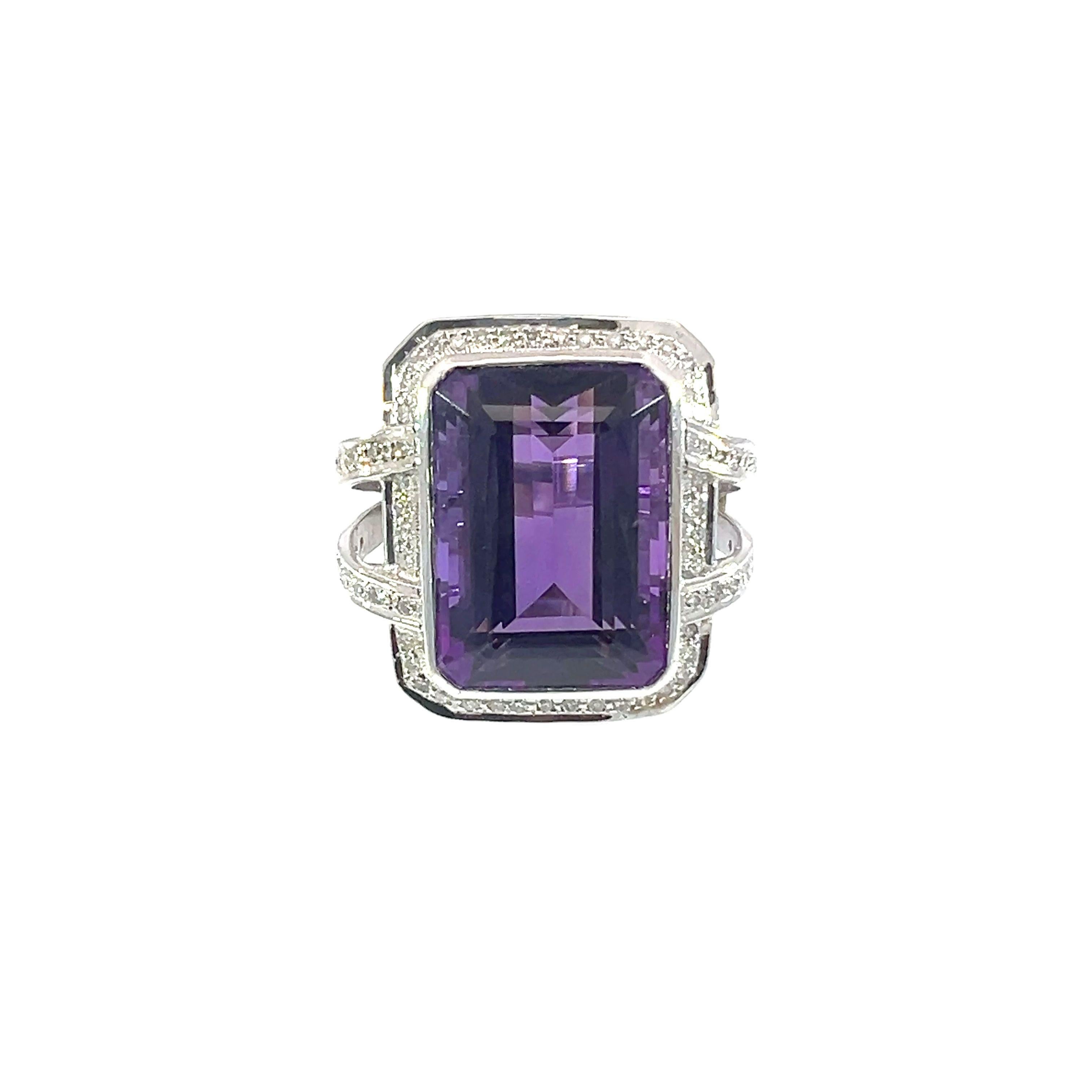 Cette magnifique bague de cocktail est entourée de diamants de 0,62 carat sertis dans de l'or blanc 14Kt et présente une améthyste naturelle de 31,40 carat de taille émeraude. 

Cette bague exquise présente une superbe améthyste au centre, entourée
