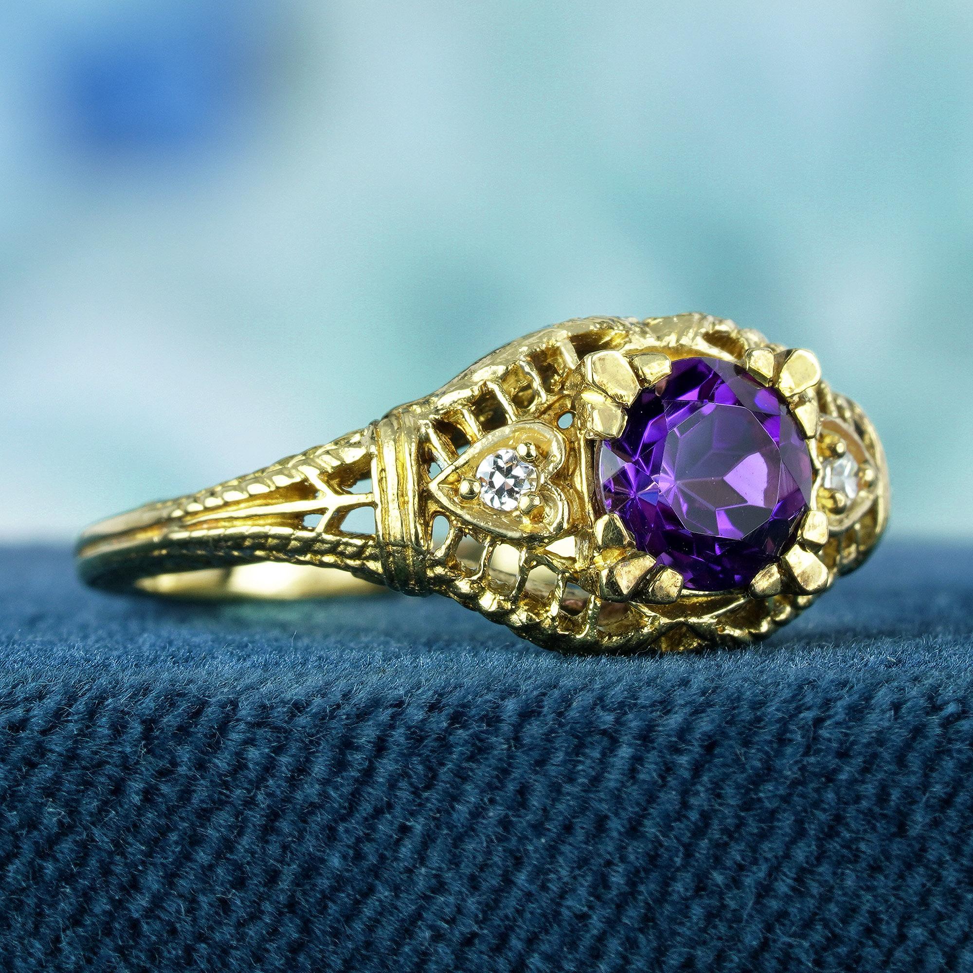 Fachmännisch aus filigranem Gelbgold gefertigt, umgibt dieses bezaubernde Vintage-Design den runden violetten Amethysten in seinem Zentrum mit zeitloser Eleganz. Die filigranen durchbrochenen Verzierungen verleihen dem Ring einen Hauch von