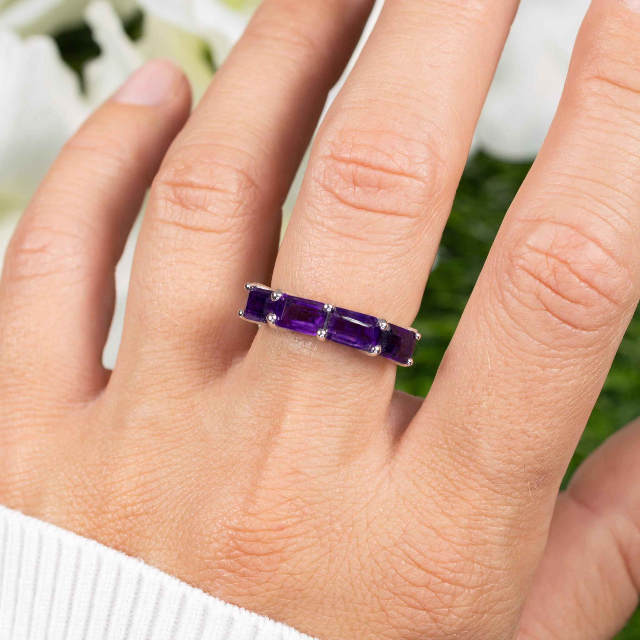 Es kommt mit dem Gemmologischen Gutachten von GIA GG/AJP
Alle Edelsteine sind natürlich
4 Amethyste = 2,24 Karat
Metall: Rhodiniertes Sterling Silber
Ringgröße: 7* US
*Die Größe kann kostenlos geändert werden.