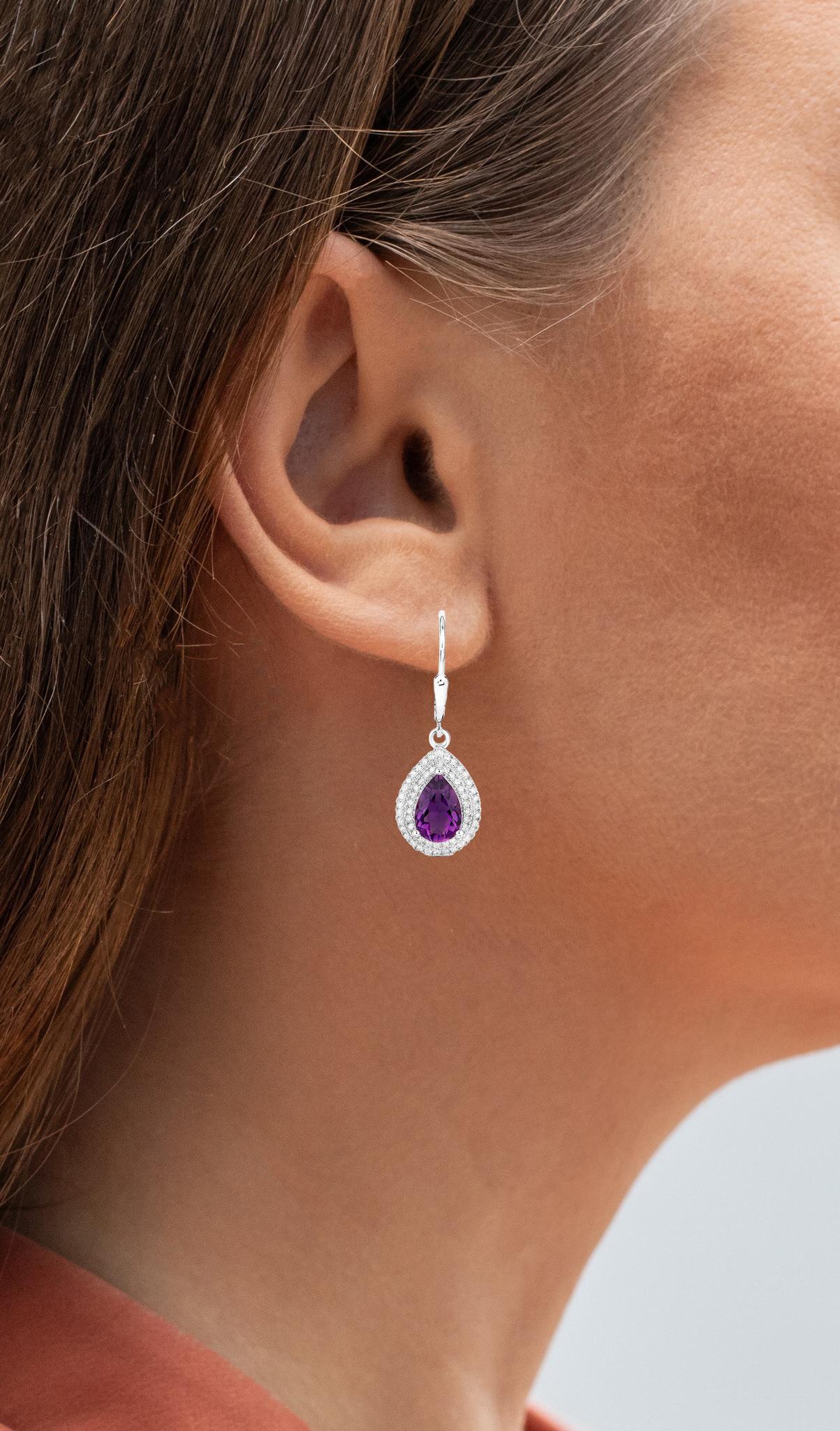 Viene fornito con la valutazione gemmologica GG/AJP.
Tutte le pietre sono naturali
2 ametiste = 2,30 carati
122 diamanti = 0,48 carati
Metallo: Argento placcato in rodio
Dimensioni: 32 x 11 mm