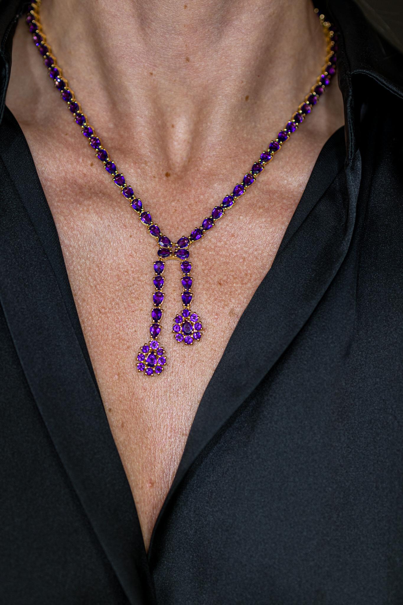 Il est accompagné d'une évaluation gemmologique par la GIA (GG/AJP).
Toutes les pierres précieuses sont naturelles
98 Améthystes = 32,00 Carats
Métal : argent sterling plaqué or jaune 24K