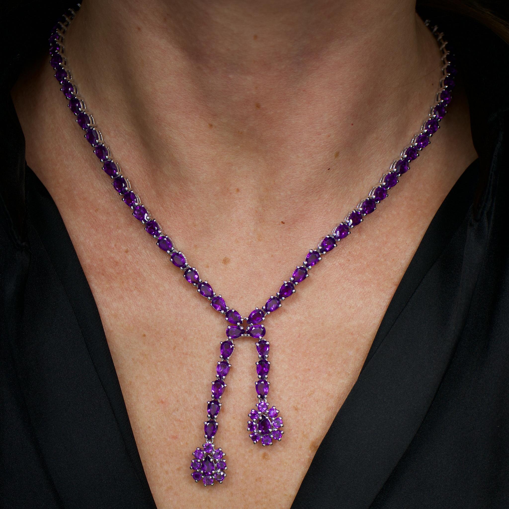 Il est accompagné d'une évaluation gemmologique par la GIA (GG/AJP).
Toutes les pierres précieuses sont naturelles
98 Améthystes = 32,00 Carats
Métal : Argent Sterling