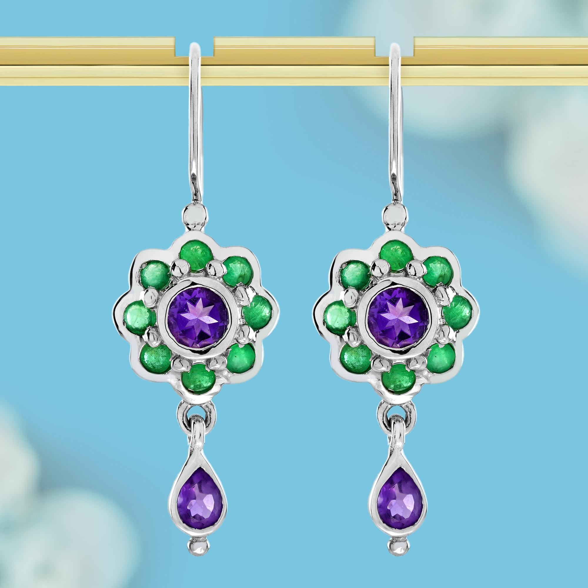 Diese Ohrringe sind alles, was Sie für Ihren Frühlingstag brauchen! Der obere Teil dieser Ohrringe aus Gelbgold besteht aus einem floralen Cluster aus Amethysten und Smaragden. Die Verschmelzung von Gelbgold mit den Grün- und Violetttönen der Steine