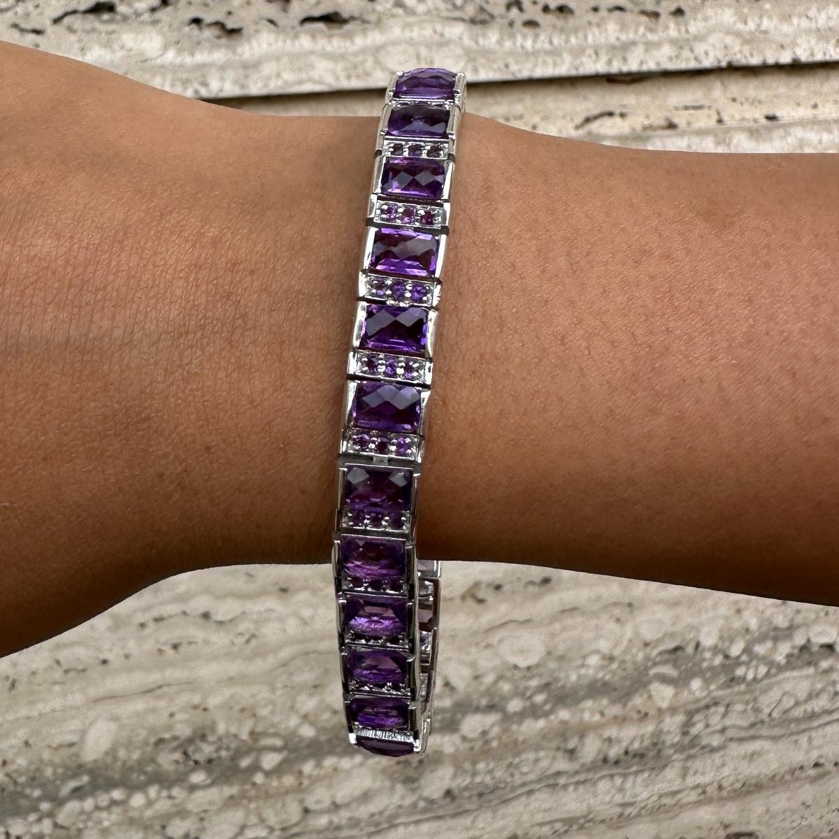 Le bracelet de tennis pour femmes en argent sterling, Natural Amethyst Classy, met en valeur une améthyste naturelle d'un poids de 19,45 carats, étincelante à l'infini. Il mesure 7 pouces de long.
L'améthyste stimule la concentration et réduit le