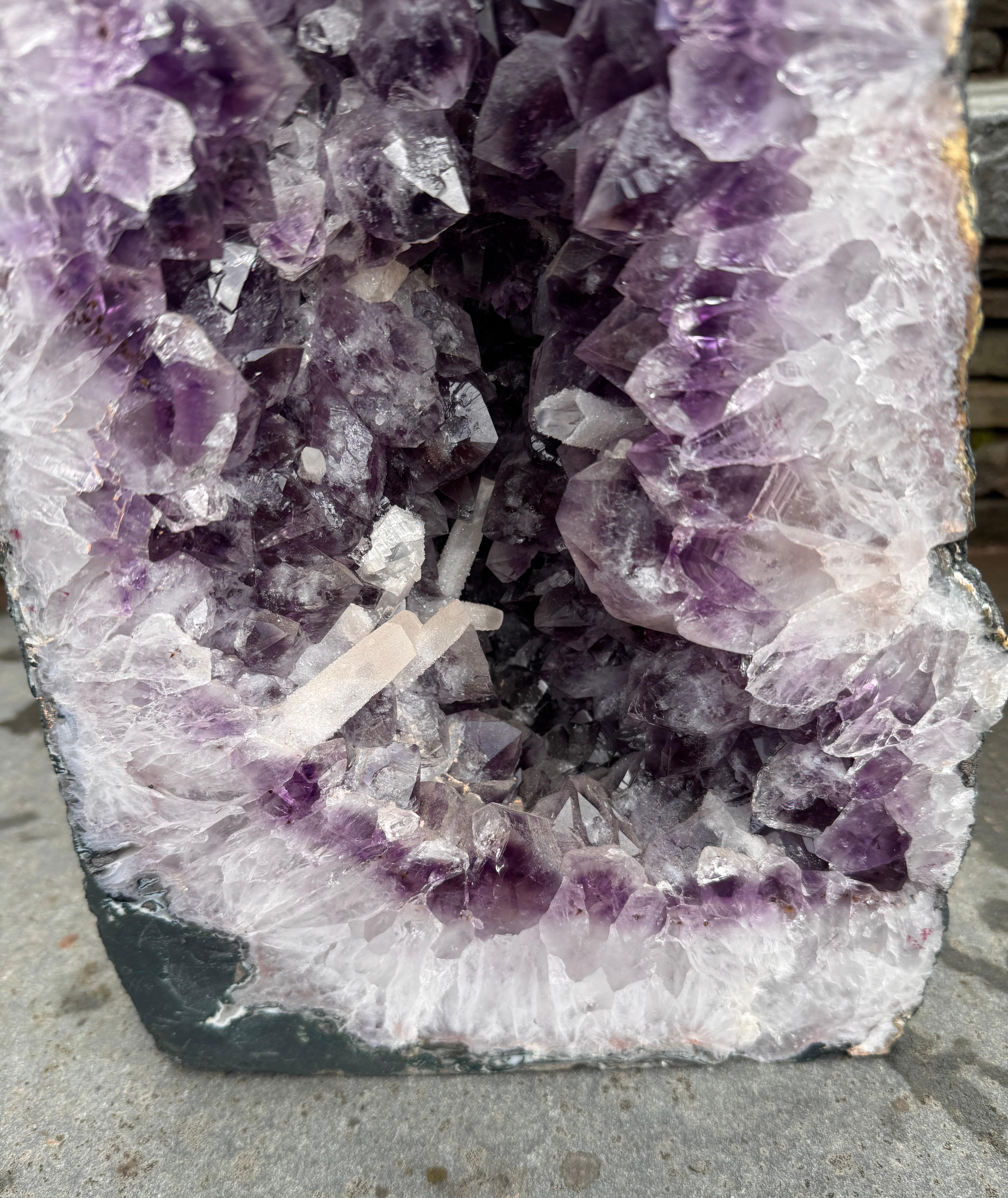 Natural Amethyst Geode Quartz Crystal Cluster Cathedral In Good Condition For Sale In Newfoundland, PA