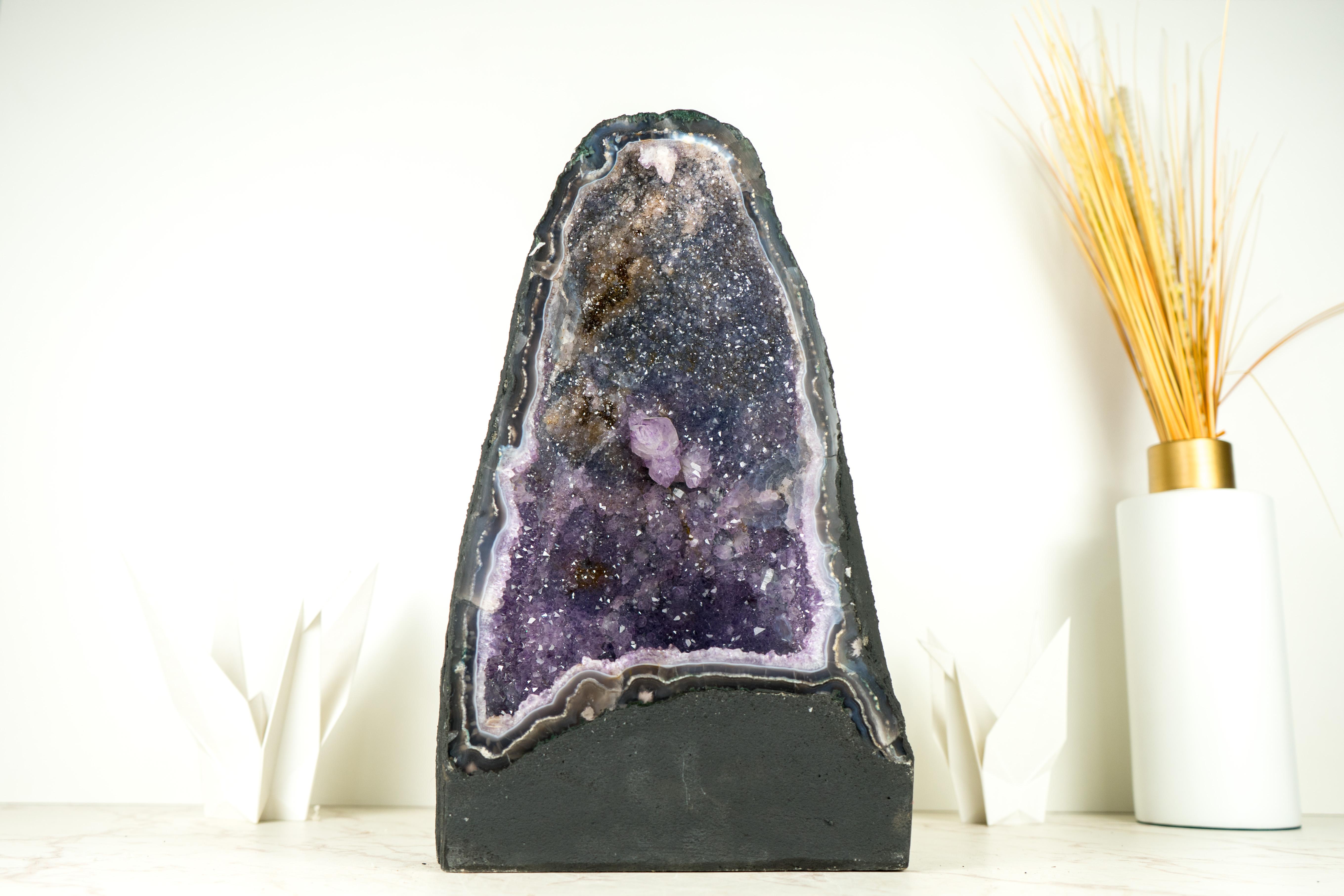 Brasiliano Geode di ametista naturale con matrice di ametista galassia blu e agata merlettata, raro in vendita