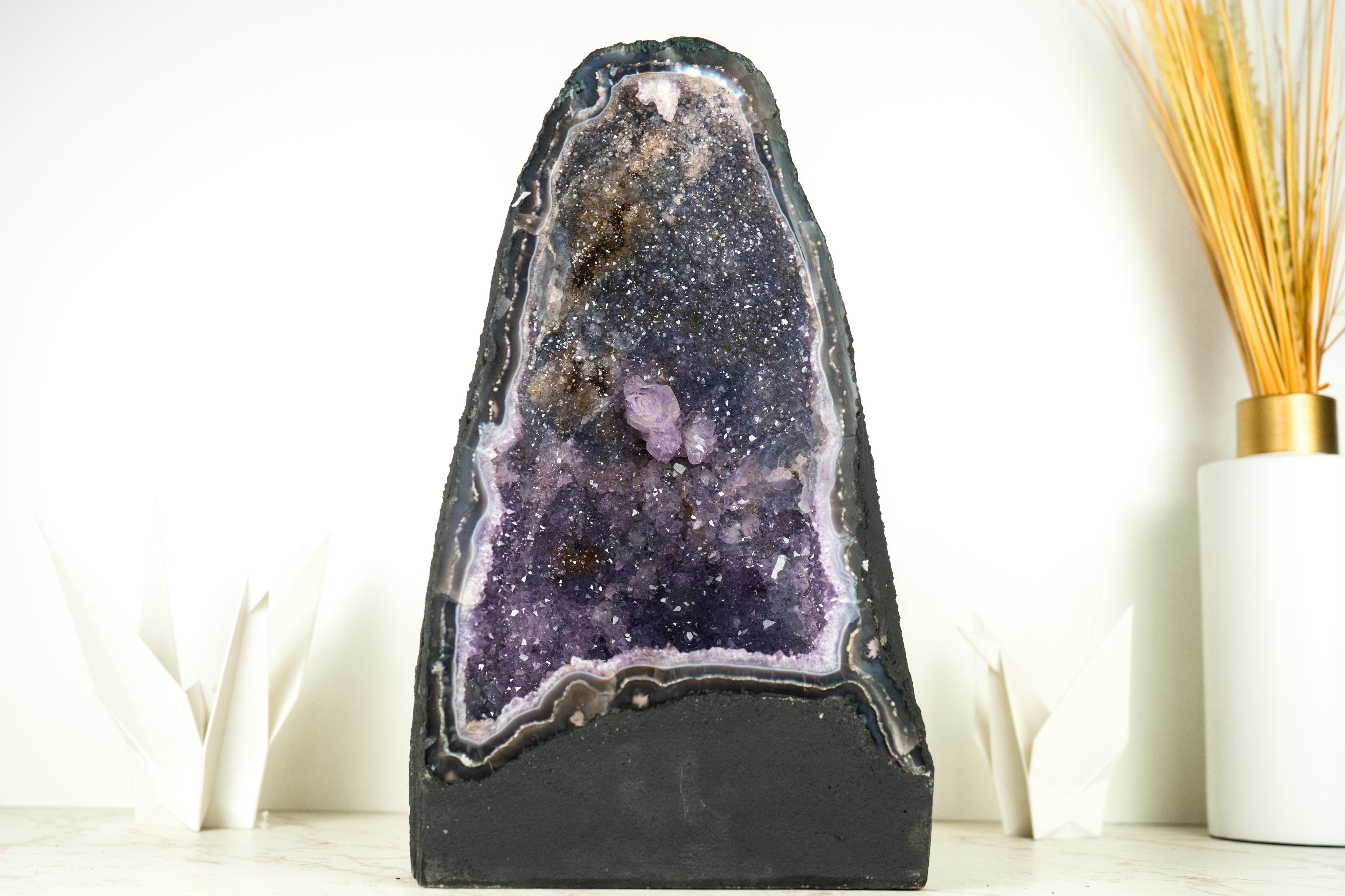XXI secolo e contemporaneo Geode di ametista naturale con matrice di ametista galassia blu e agata merlettata, raro in vendita