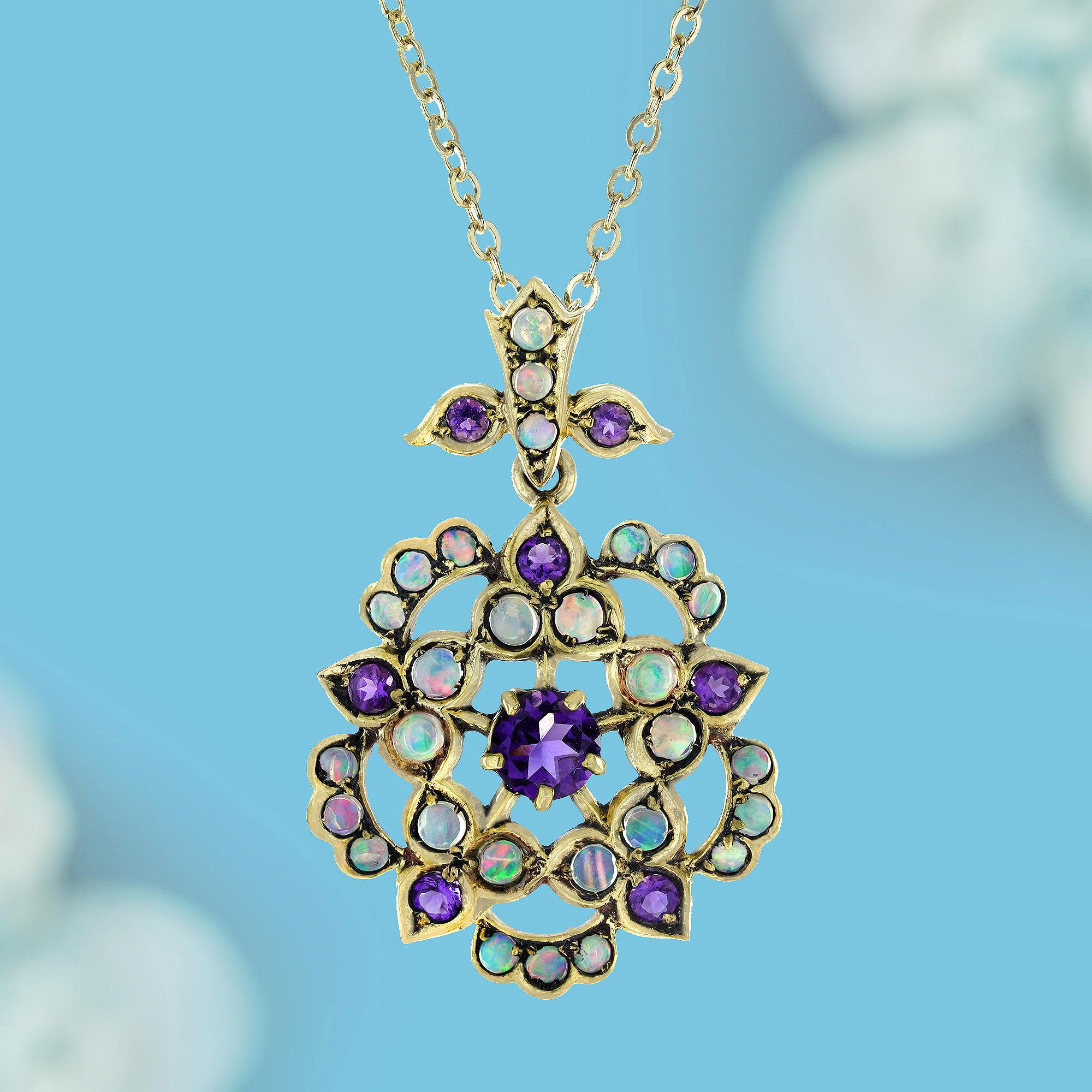 Le pendentif présente un motif floral en grappe, typique de l'amour de l'époque édouardienne pour les motifs inspirés de la nature. L'arrangement est symétrique et complexe, avec des couches multiples qui créent de la profondeur et de la