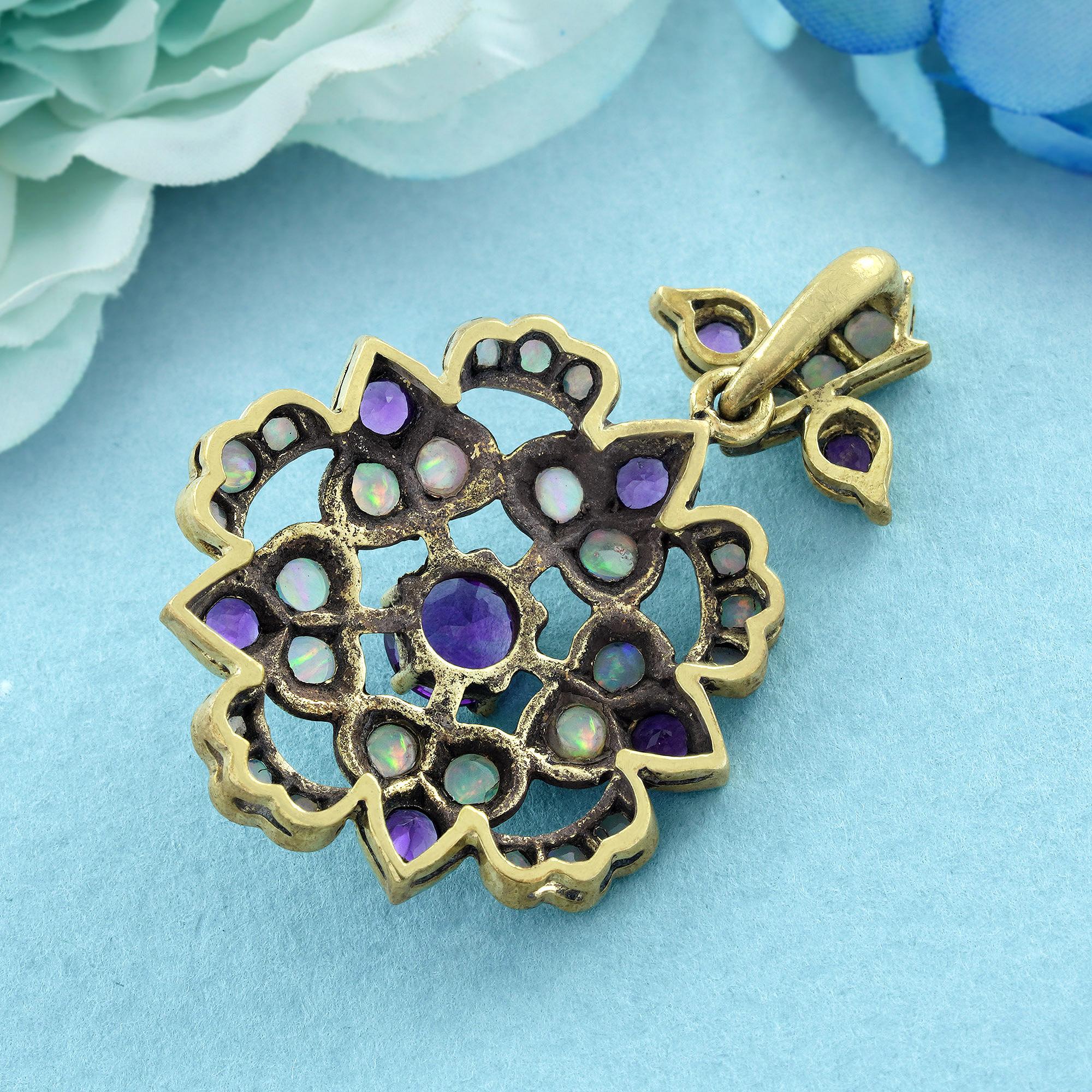 Taille ronde Pendentif grappe florale de style édouardien en or jaune 9 carats avec améthyste naturelle et opale en vente