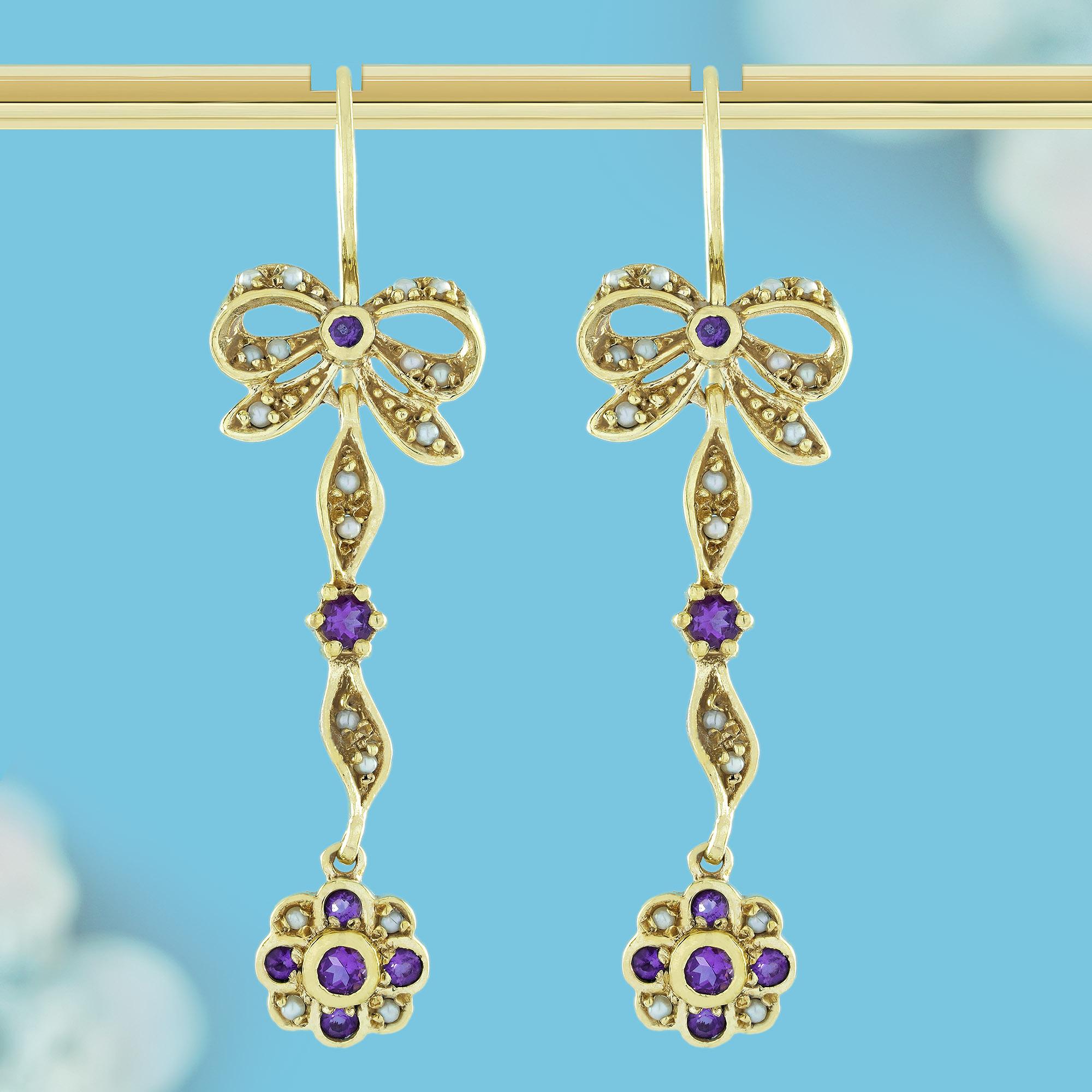 Erleben Sie zeitlose Eleganz mit diesen fesselnden Ohrringen aus Gelbgold im Vintage-Stil. Ein bandförmiges Motiv mit Perlen und einem violetten Amethystknoten an der Spitze versprüht klassischen Charme. Darunter führt ein längliches, mit weißen
