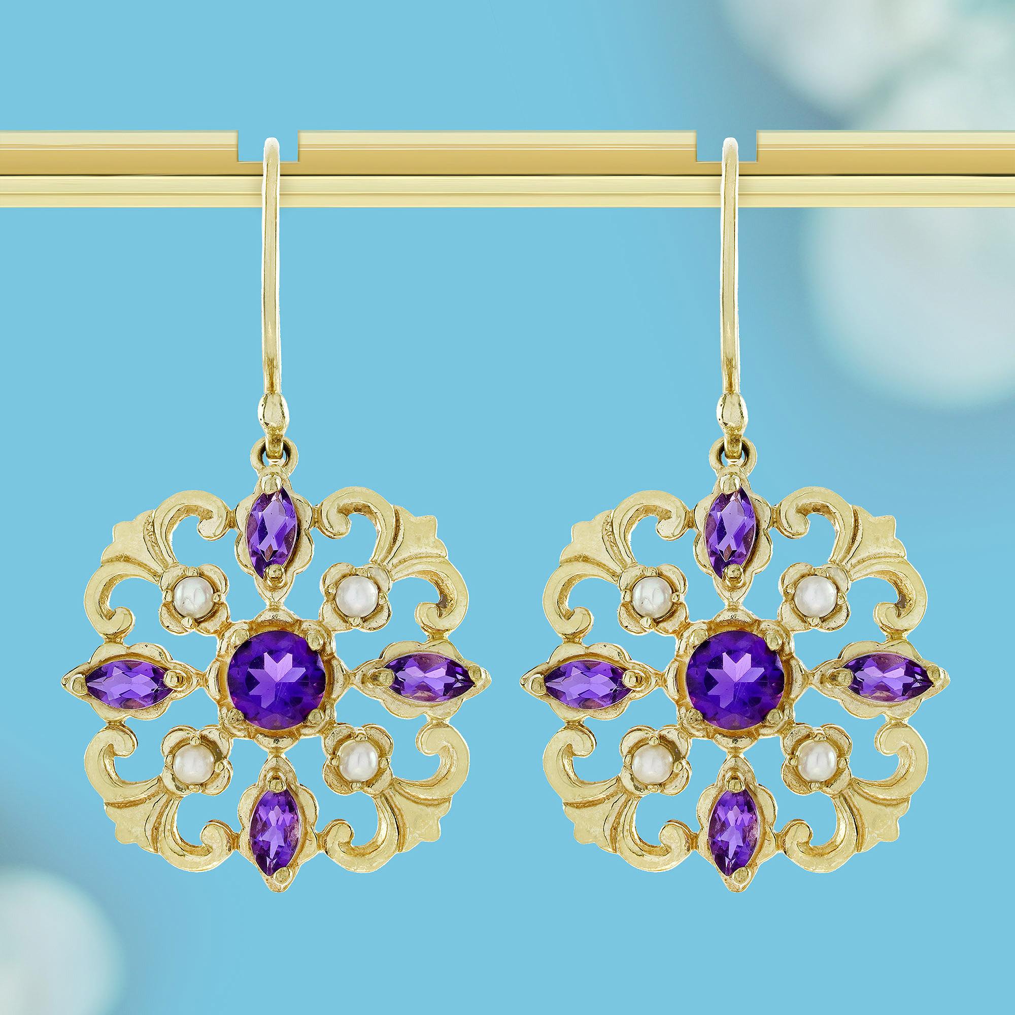 Entra en el reino de la elegancia vintage con estos pendientes colgantes de filigrana floral de estilo vintage de amatista natural y perla en oro amarillo macizo. Cada pendiente presenta un precioso diseño floral elaborado en oro amarillo macizo,