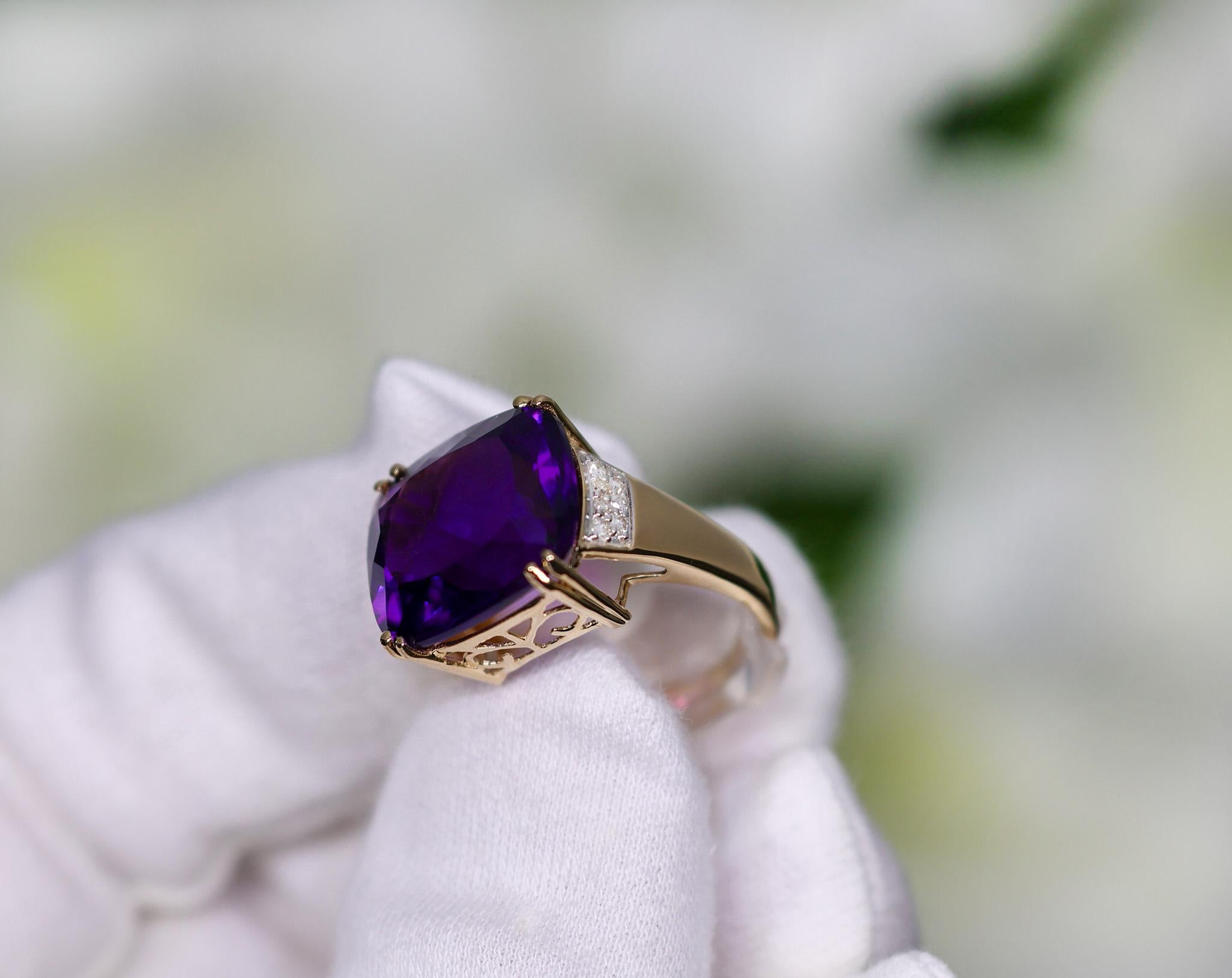 Natural Amethyst Statement Ring Diamond Setting 11.5 Carats 14K Gold In Excellent Condition For Sale In Aliso Viejo, CA