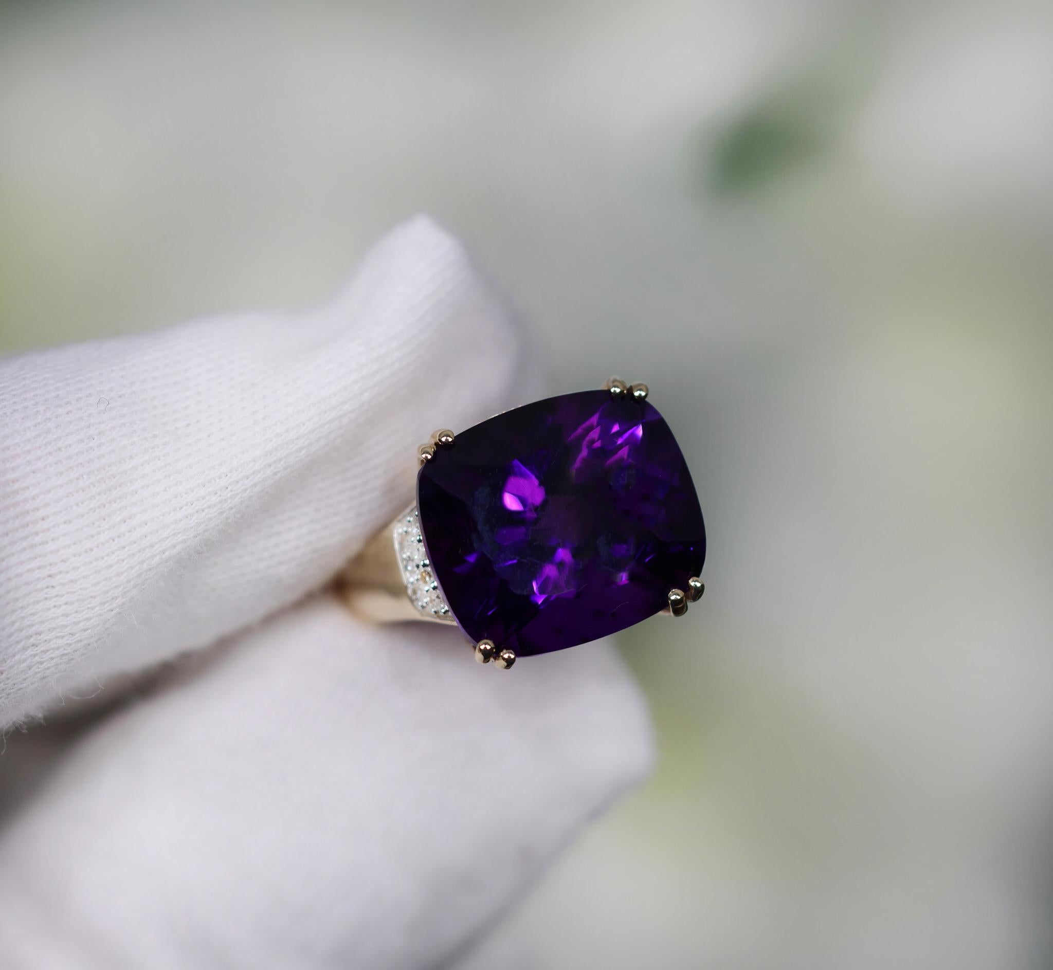 Women's or Men's Natural Amethyst Statement Ring Diamond Setting 11.5 Carats 14K Gold For Sale