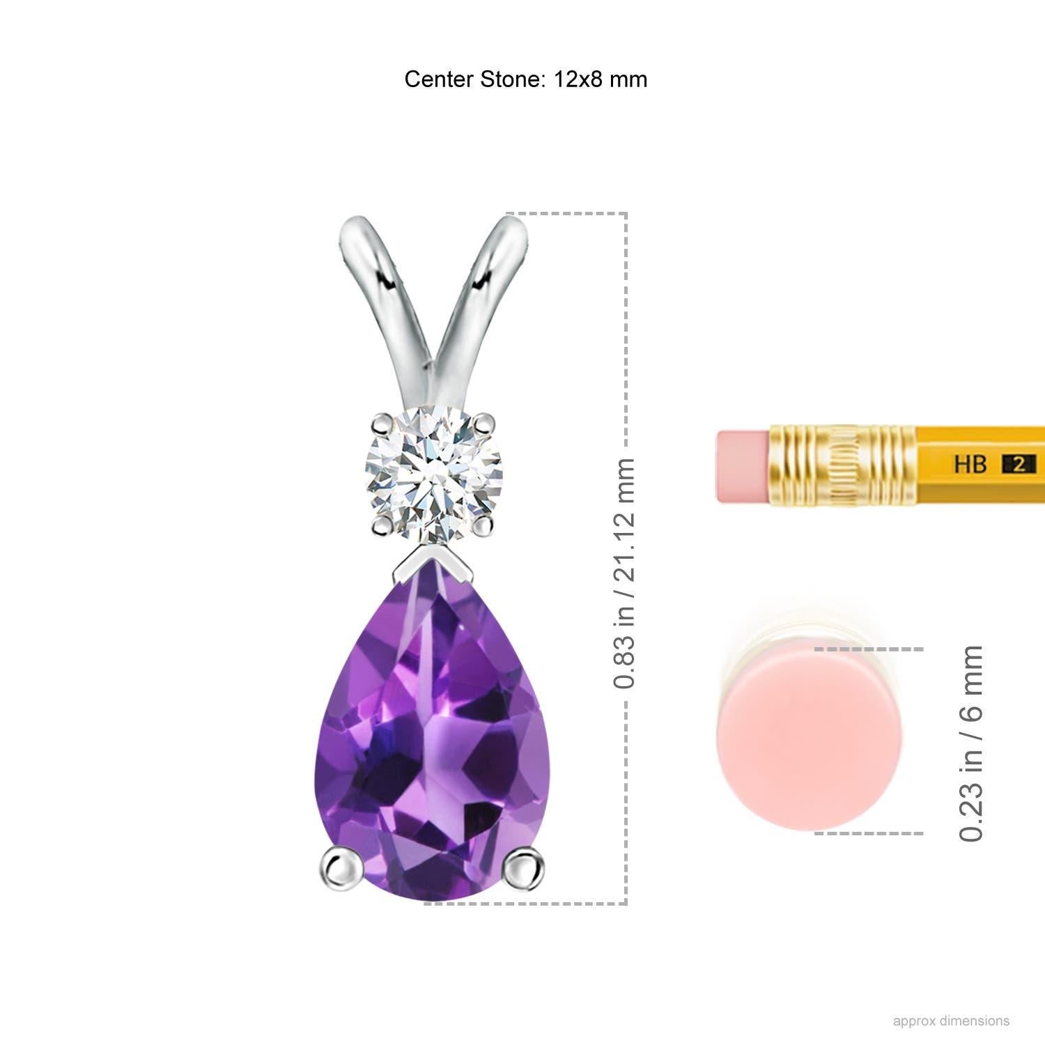 Un'ametista viola intenso a forma di pera è fissata in un'incastonatura e impreziosita da un diamante sulla parte superiore. Semplice ma stupefacente, questo ciondolo a goccia di ametista con balla a V è scolpito in platino.
L'ametista è la pietra