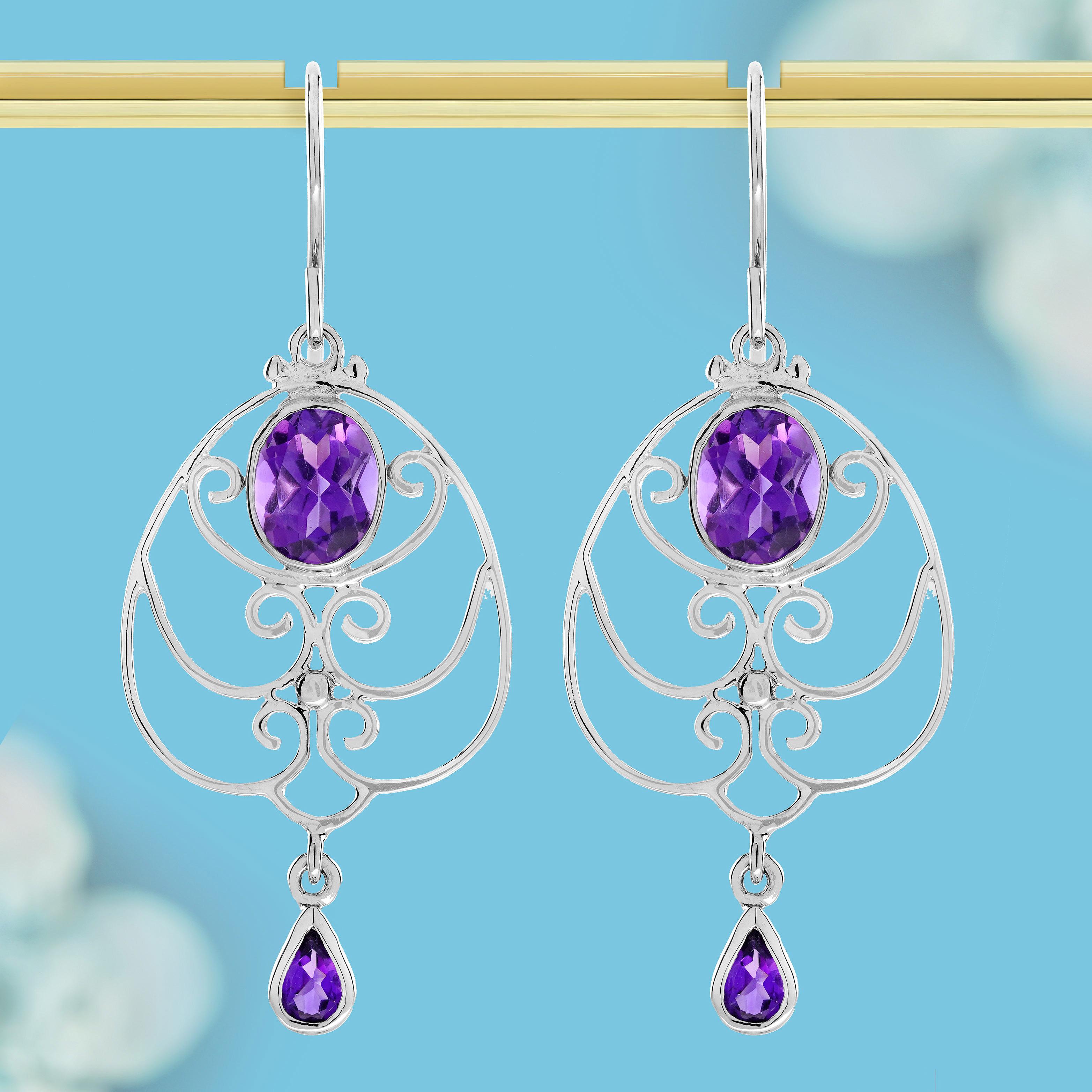 Erhöhen Sie Ihre Eleganz mit diesen exquisiten Ohrringen im viktorianischen Stil. Mit ihren ovalen und birnenförmigen Amethysten, die ihren satten violetten Farbton zur Geltung bringen, sind diese Ohrringe ein echtes Highlight. Die filigranen