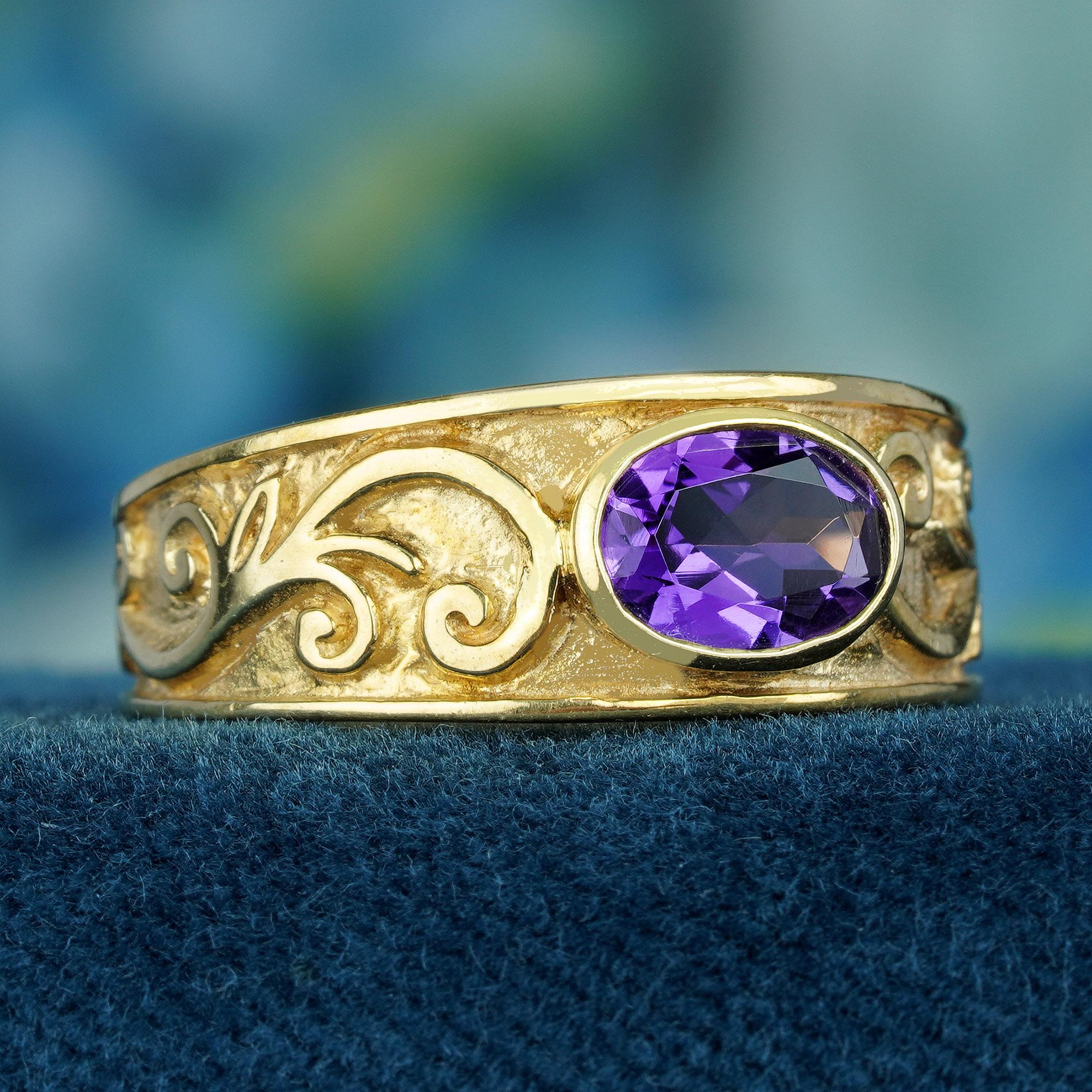 Der Ring hebt einen natürlichen, ovalen Amethysten hervor, der einen lebhaften violetten Farbton aufweist. Er ist in ein massives Gelbgoldband eingefasst, das mit einem kunstvoll geschnitzten Schnörkelmuster versehen ist, das seine antike Ästhetik