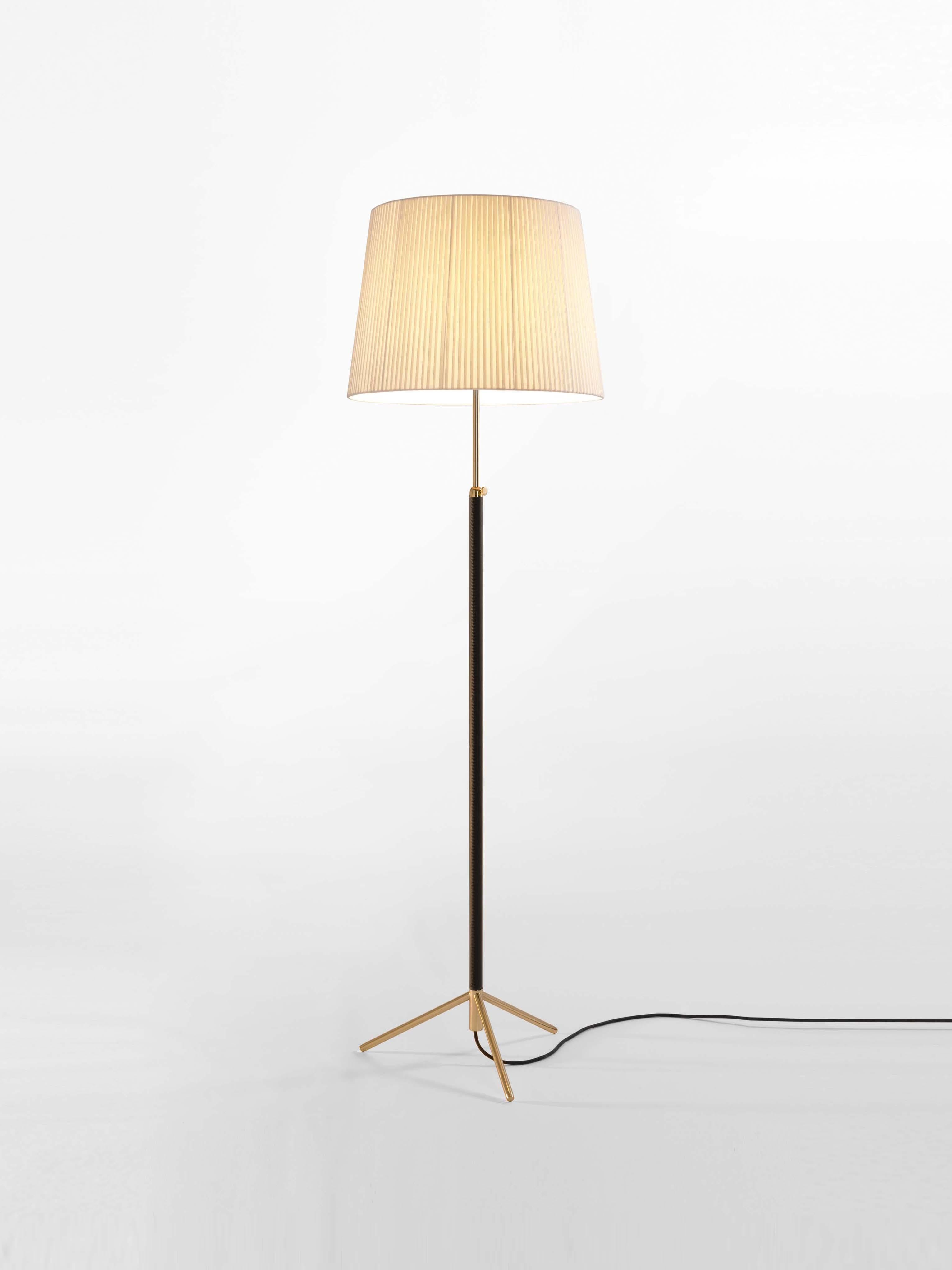 Natural and brass Pie de Salón G1 floor lamp by Jaume Sans
Dimensions: D 45 x H 120-160 cm
Materials: Metal, leather, ribbon.
Available in chrome-plated or polished brass structure.
Available in other shade colors and sizes.

This slender