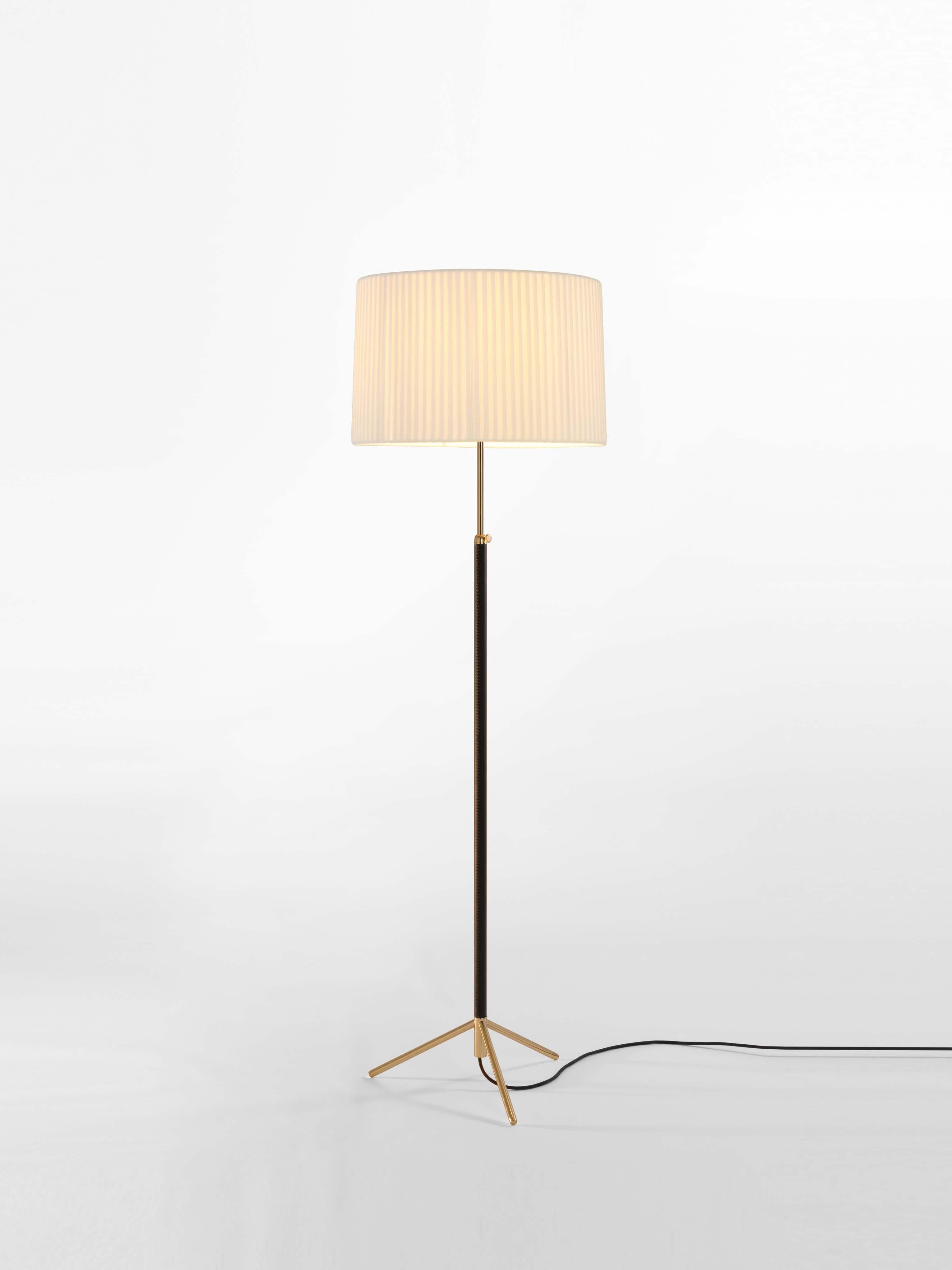 Natural and brass Pie de Salón G2 floor lamp by Jaume Sans
Dimensions: D 45 x H 120-160 cm
Materials: Metal, leather, ribbon.
Available in chrome-plated or polished brass structure.
Available in other shade colors and sizes.

This slender