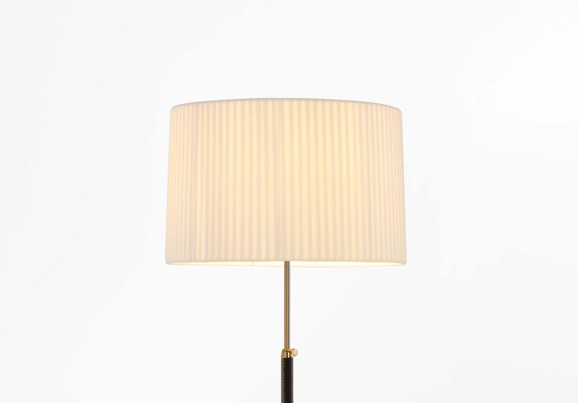 Modern Natural and Brass Pie De Salón G2 Floor Lamp by Jaume Sans For Sale
