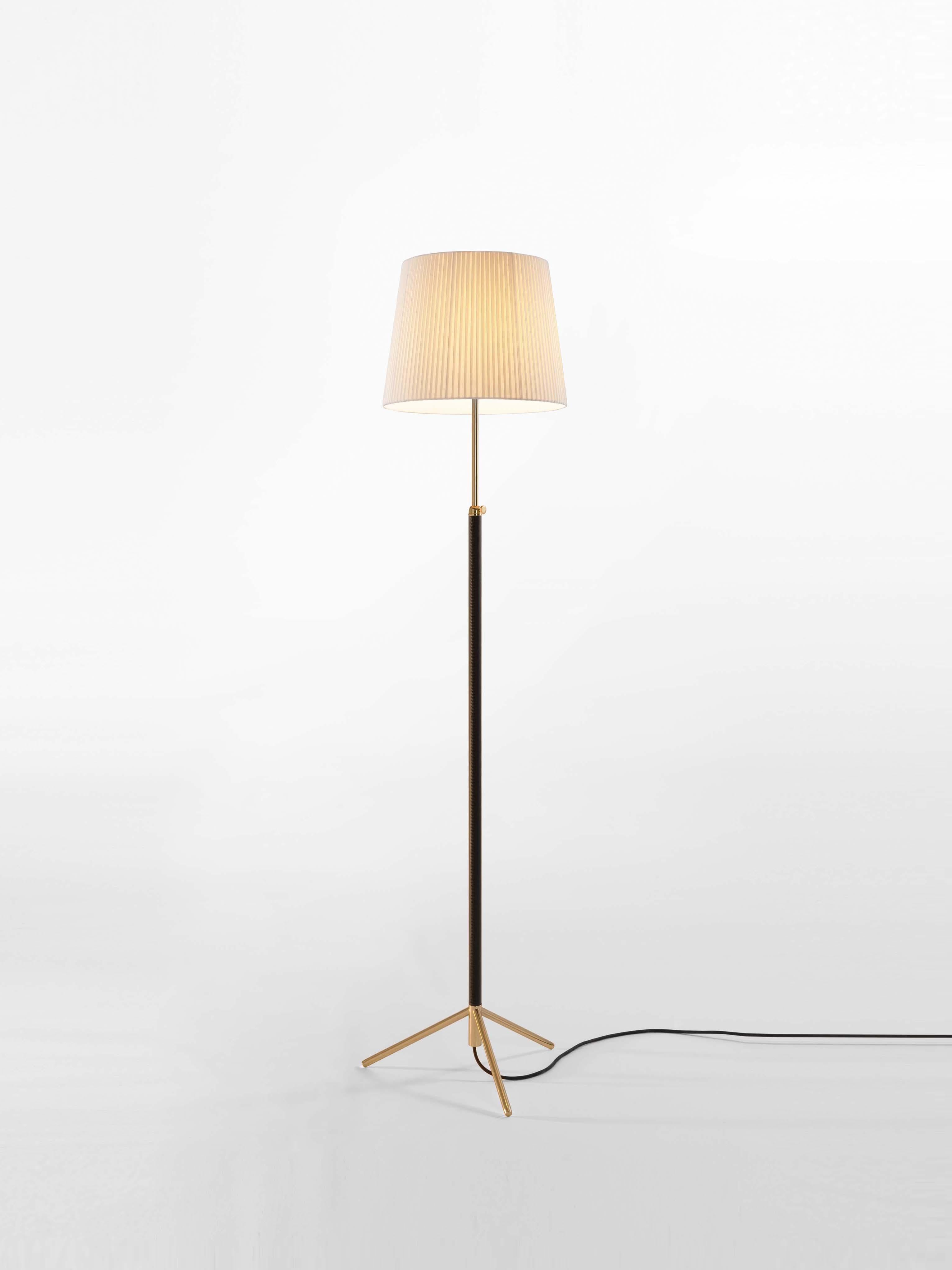 Natural and brass pie de salón G3 floor lamp by Jaume Sans
Dimensions: D 40 x H 120-160 cm
Materials: Metal, leather, ribbon.
Available in chrome-plated or polished brass structure.
Available in other shade colors and sizes.

This slender