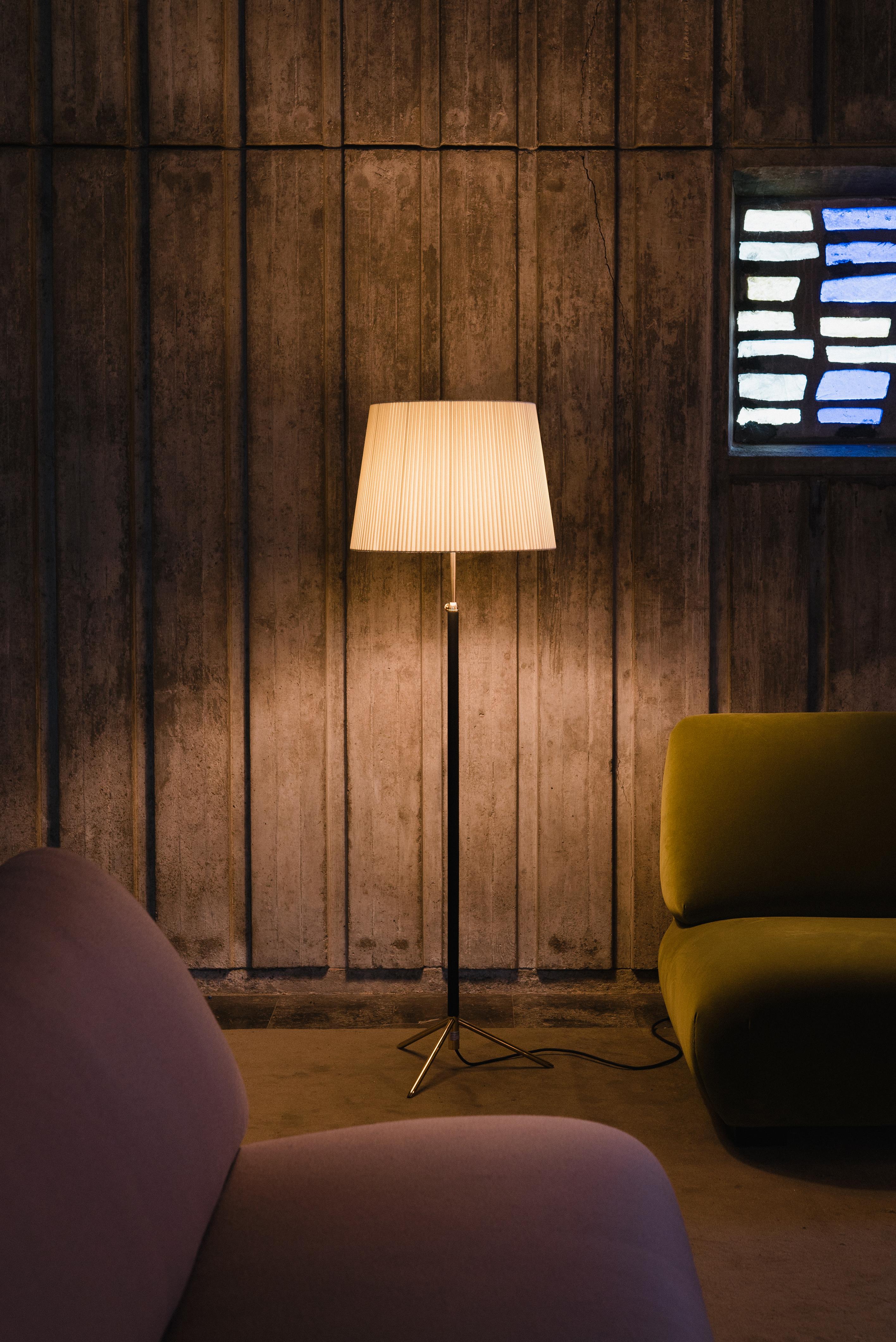 Natural and Brass Pie De Salón G3 Floor Lamp by Jaume Sans In New Condition For Sale In Geneve, CH