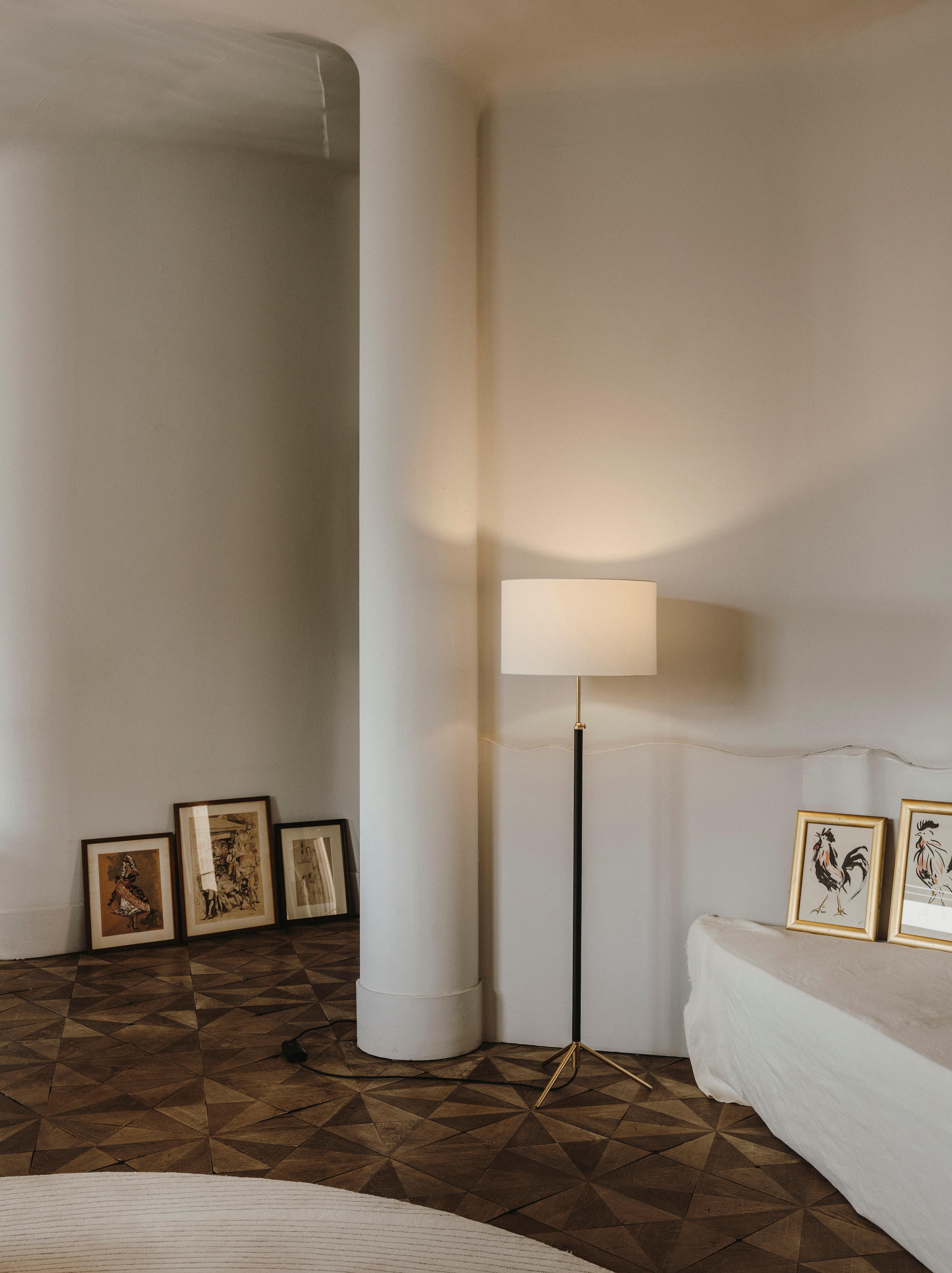 Contemporary Natural and Brass Pie De Salón G3 Floor Lamp by Jaume Sans For Sale