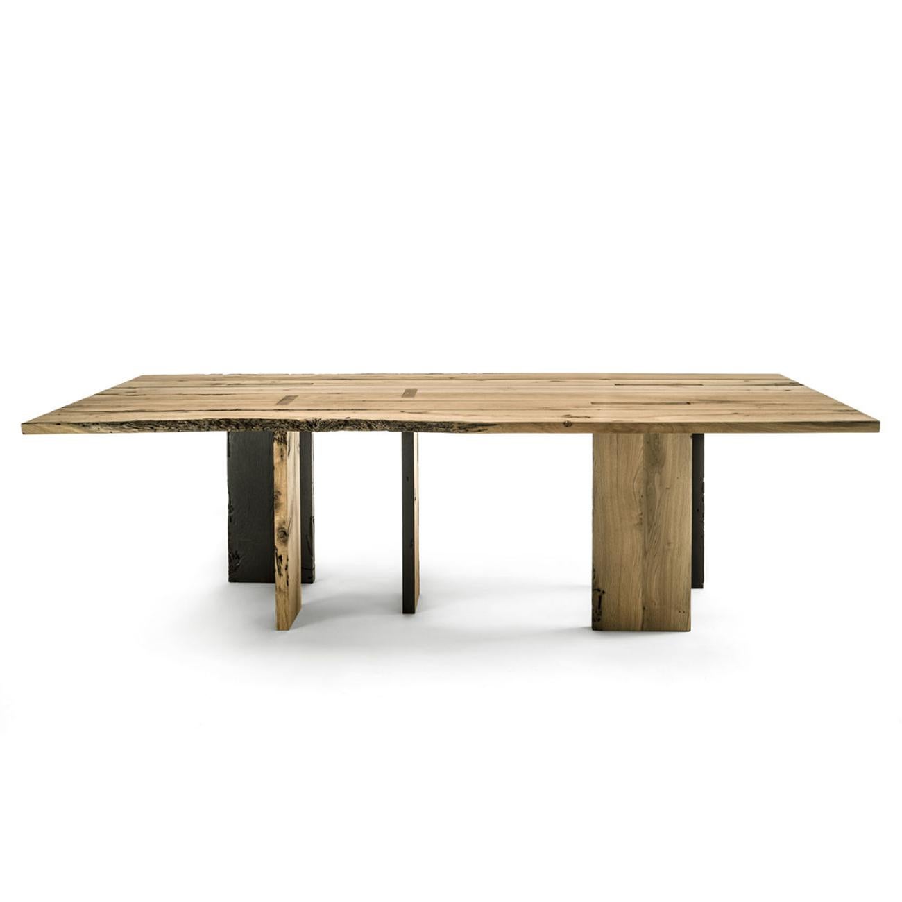 Dining table natural and burnt oak raw with
all structure in natural solid oak raw wood and
with natural burnt solid oak raw wood. With 5
strong feet with one side in burnt oak wood and
one side in natural oak wood. Treated with wax
with natural