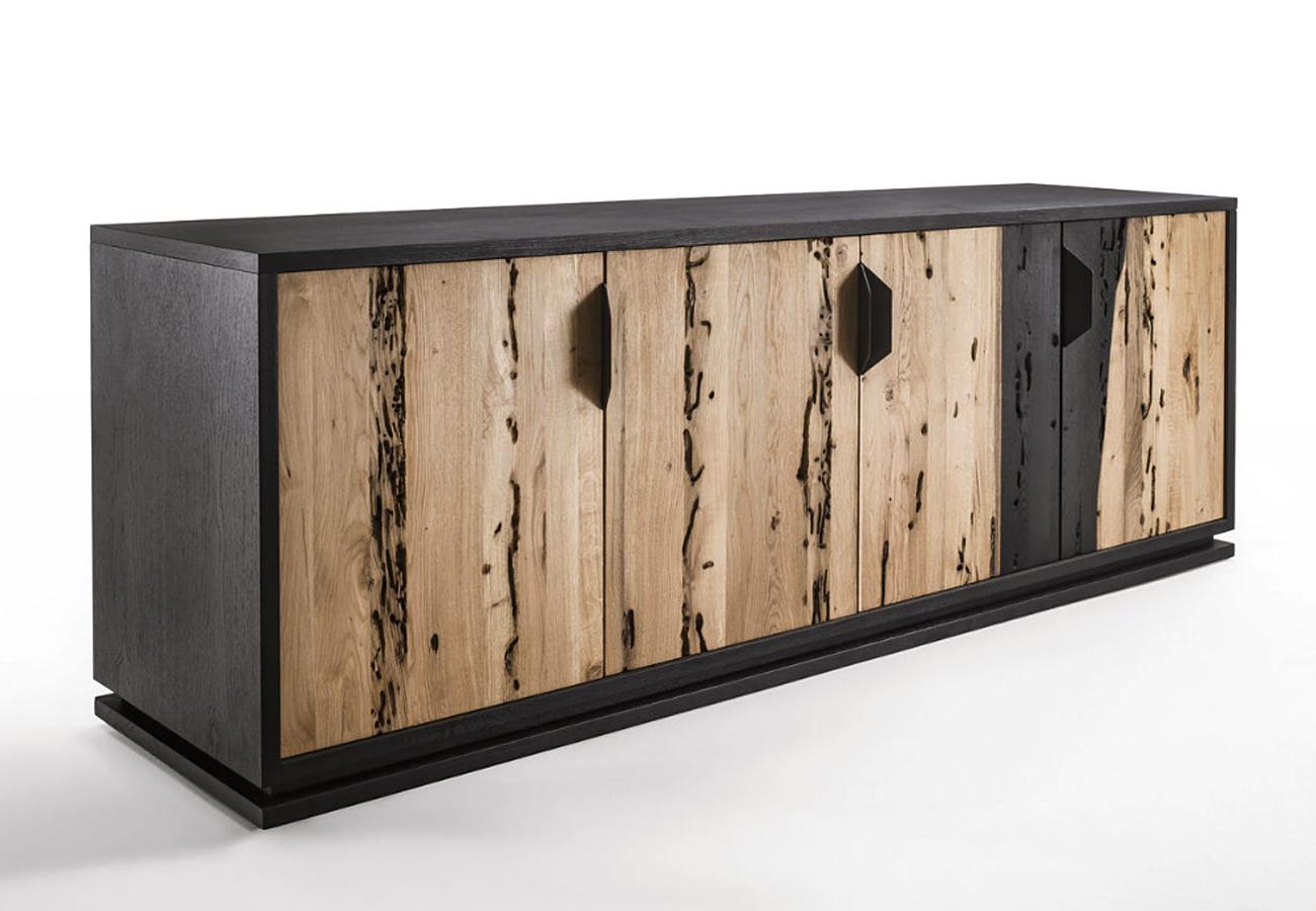 Credenza Rovere Naturale e Rovere Bruciato Grezzo con
tutta la struttura in legno massiccio naturale di Oak Wood e
con legno grezzo di rovere massiccio naturale bruciato. Con 4
con 3 ante e 3 cassetti all'interno. Trattata con 
cera con estratti