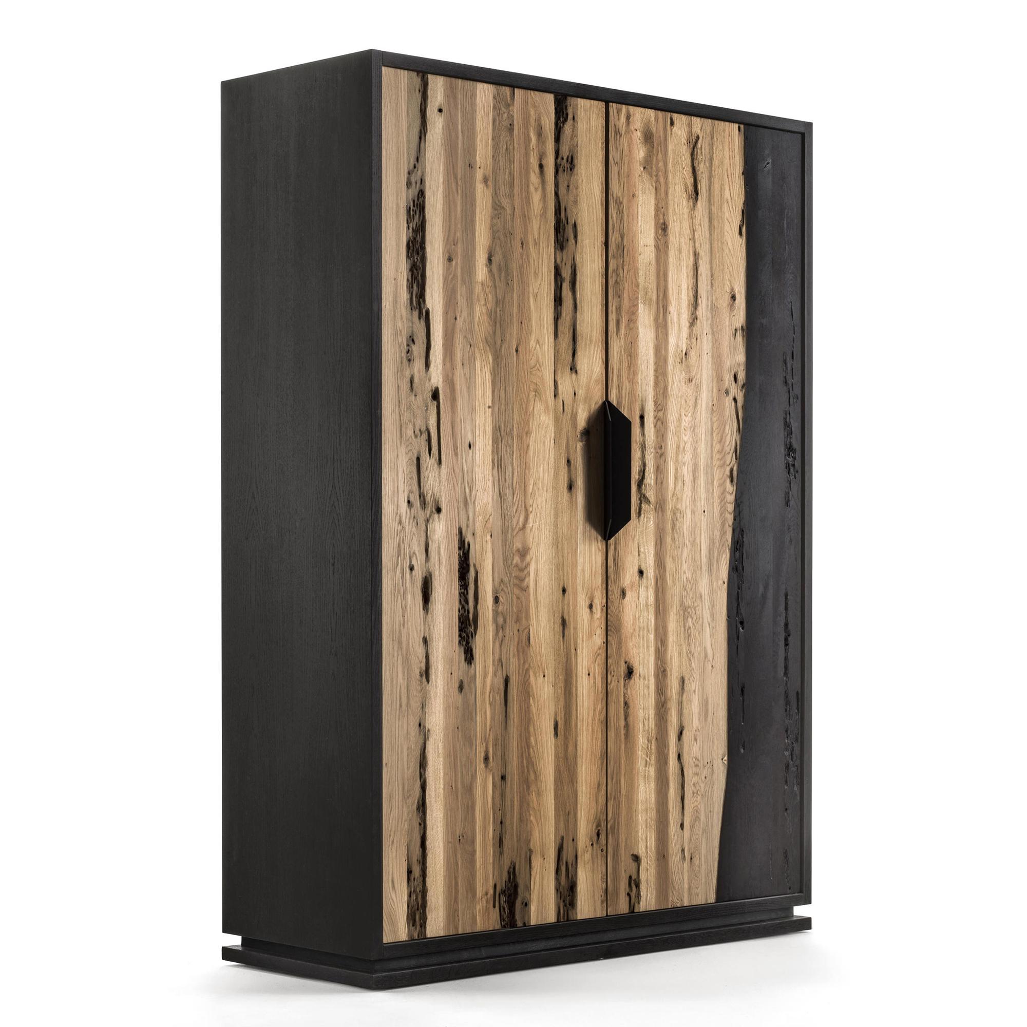 Wine bar natural and burnt oak raw with
all structure in natural solid oak raw wood and
with natural burnt solid oak raw wood. With 2
doors and with 4 drawers, 5 shelves and 14 bottles
range inside. Treated with wax with natural pine extracts.