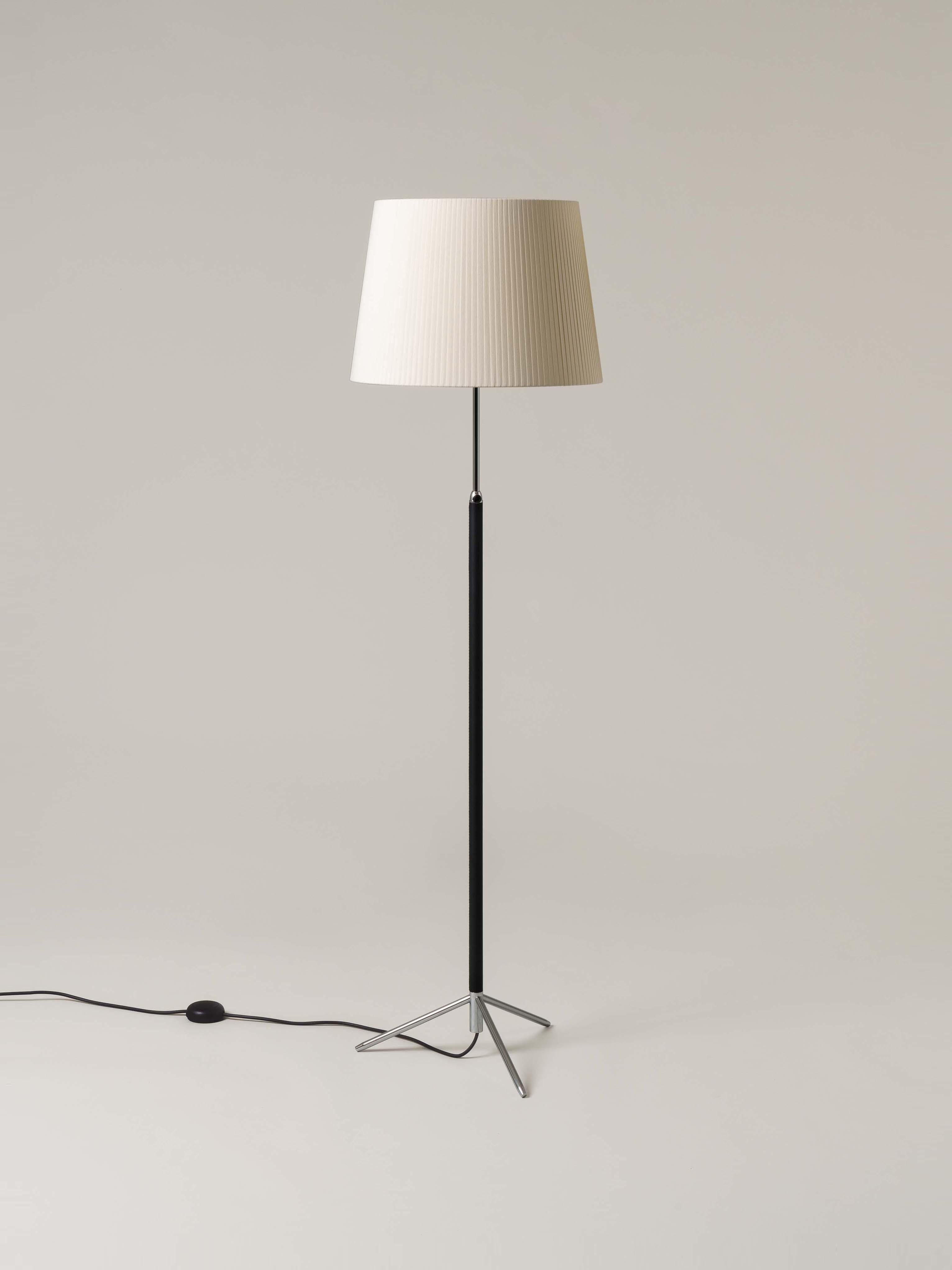 Natural and Chrome Pie de Salón G1 floor lamp by Jaume Sans
Dimensions: D 45 x H 120-160 cm
Materials: Metal, leather, ribbon.
Available in chrome-plated or polished brass structure.
Available in other shade colors and sizes.

This slender