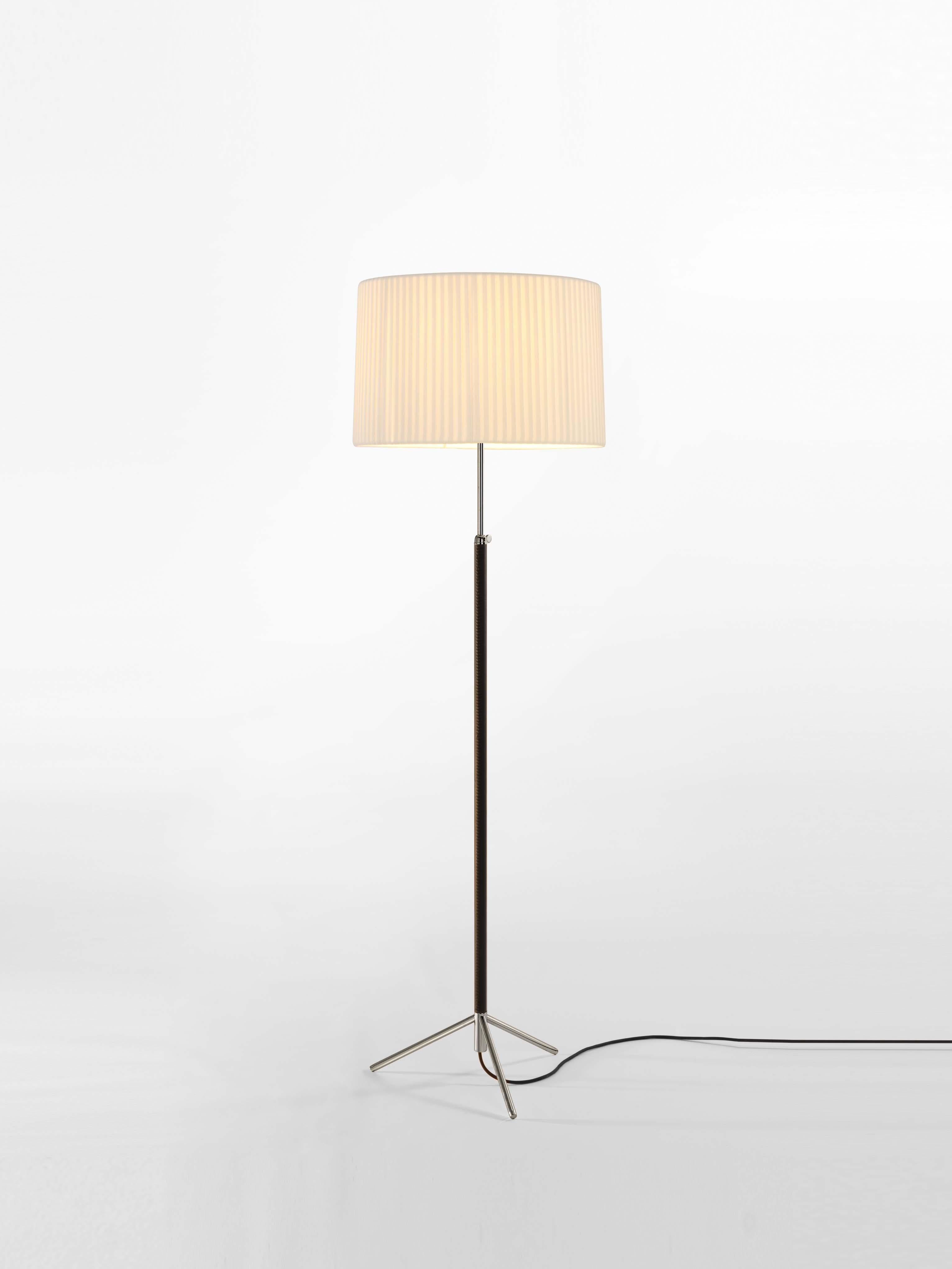 Natural and chrome Pie de Salón G2 floor lamp by Jaume Sans
Dimensions: D 45 x H 120-160 cm
Materials: Metal, leather, ribbon.
Available in chrome-plated or polished brass structure.
Available in other shade colors and sizes.

This slender