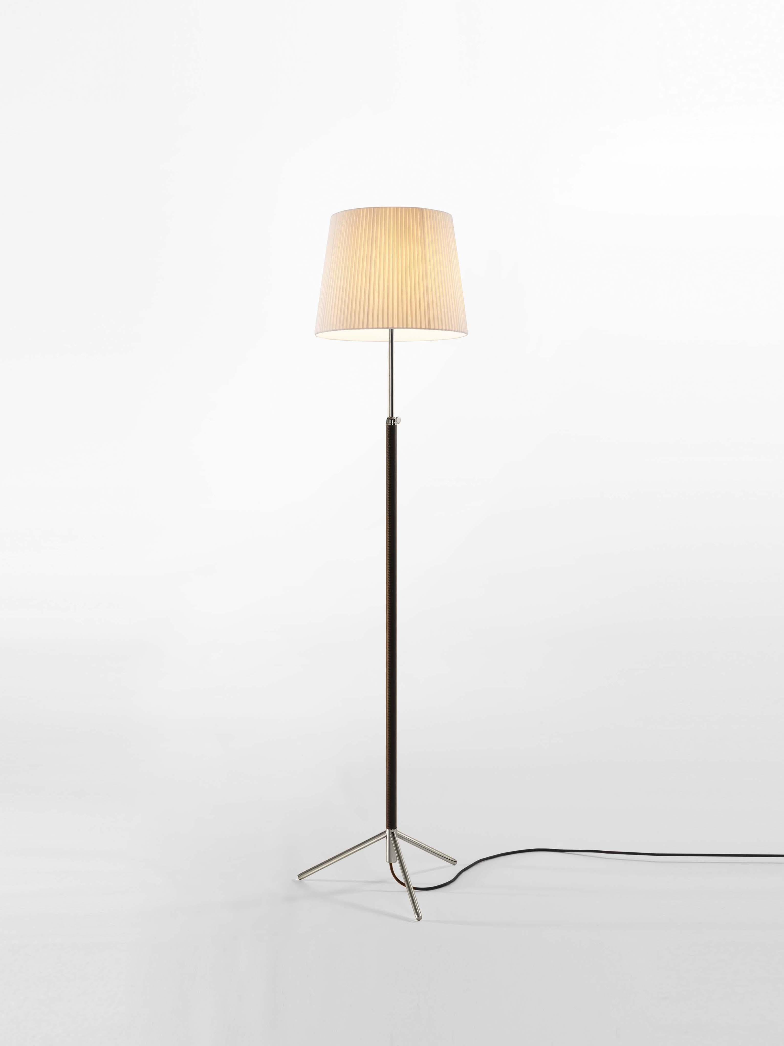 Natural and chrome pie de salón G3 floor lamp by Jaume Sans
Dimensions: D 40 x H 120-160 cm
Materials: Metal, leather, ribbon.
Available in chrome-plated or polished brass structure.
Available in other shade colors and sizes.

This slender