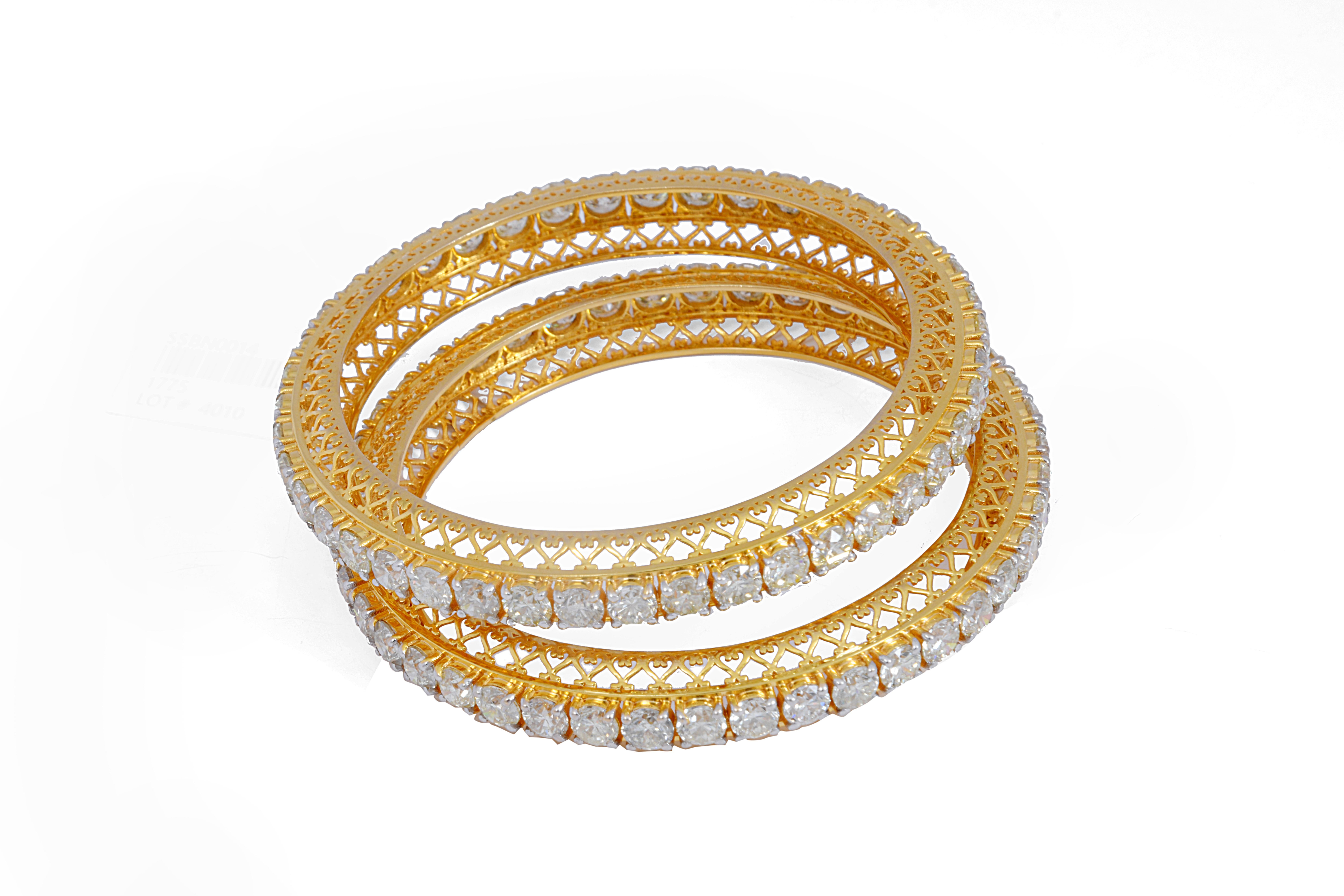 This is an amazing bangle with 

Diamonds : 45.80carats

Gold : 29.092gms






It's a perfect  set for a party wear. the quality of Diamonds are FG colour and vsi purity


 . Please read my reviews to make yourself comfortable. FOLLOW
