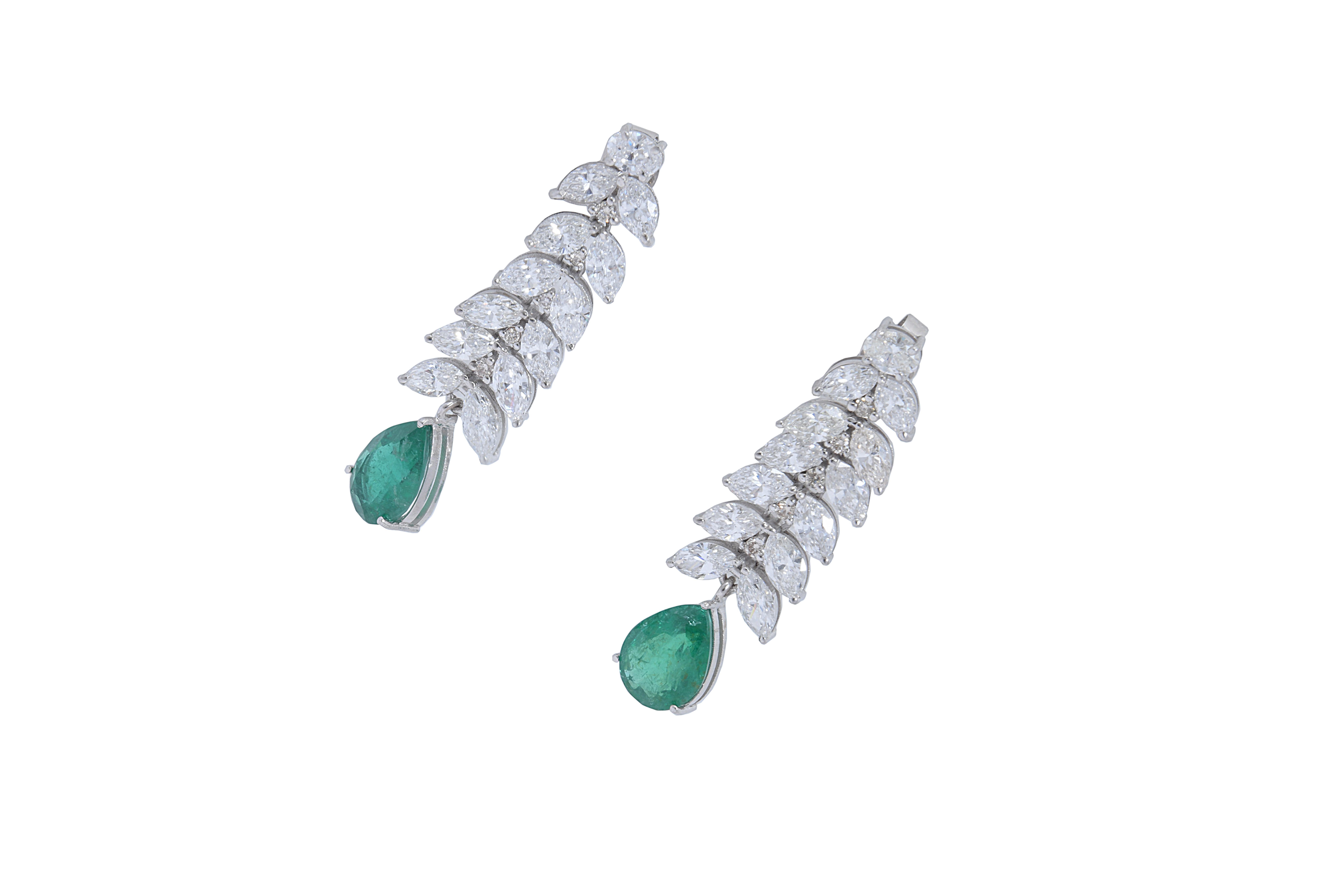 This is an amazing earring with 

Diamonds : 9.28 carats
Emerald : 5.87 carats

Gold : 8.29gms






It's a perfect ring for a party wear. the quality of Diamonds are FG colour and vsi purity


 . Please read my reviews to make yourself comfortable.
