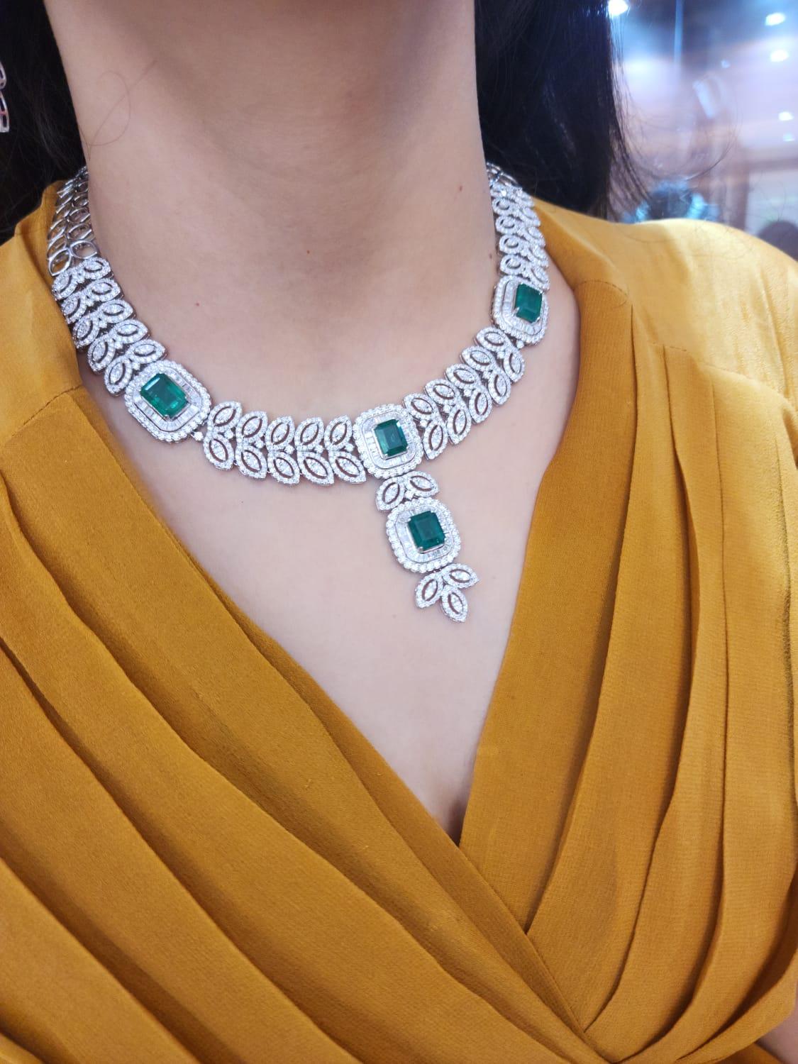 Natürliche und Smaragd-Halskette mit 21,93 Karat Diamant und 19,65 Karat Smaragd (Smaragdschliff) im Angebot