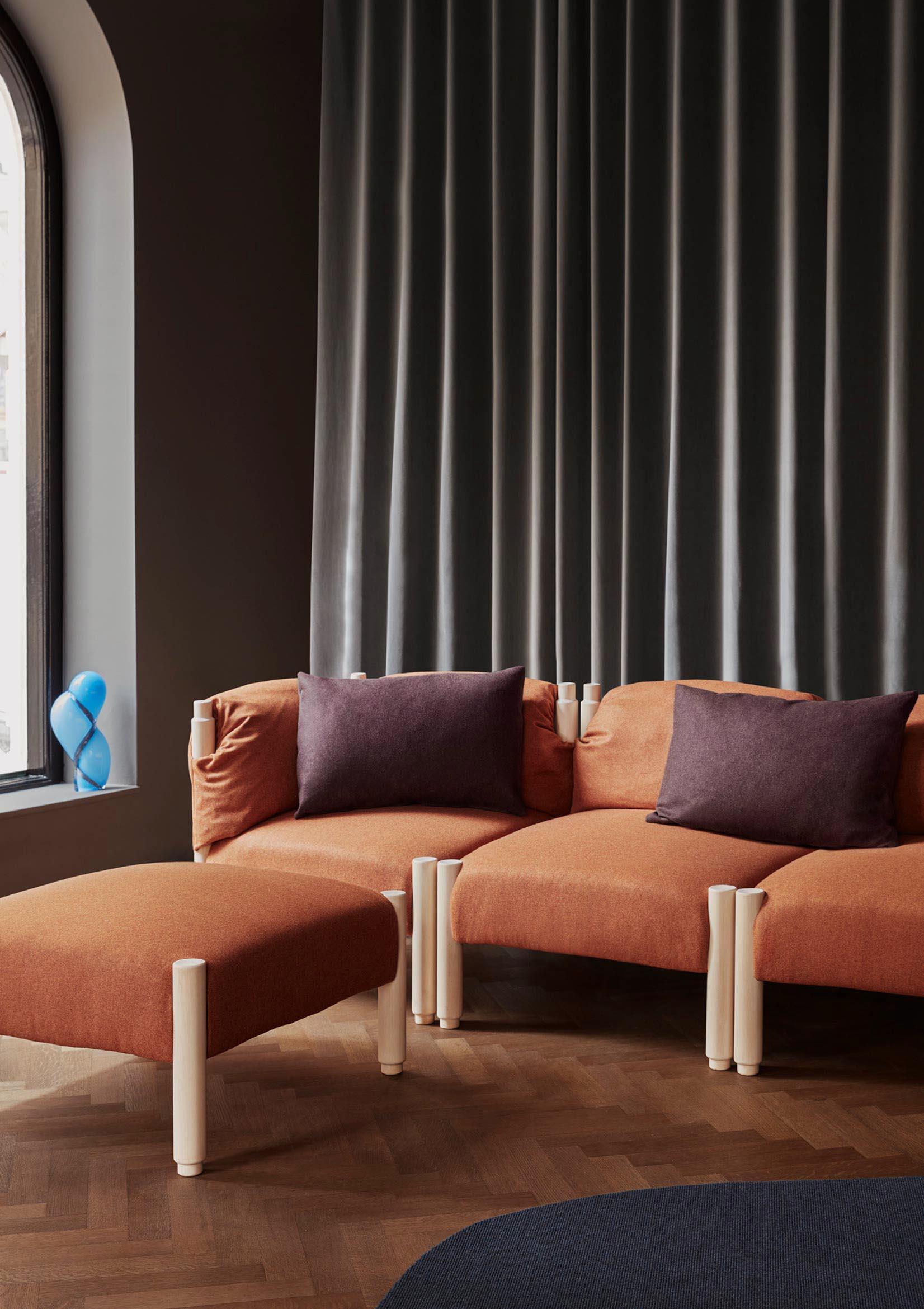 Stand by Me Sofa in Natur und Orange von Storängen Design im Zustand „Neu“ im Angebot in Geneve, CH