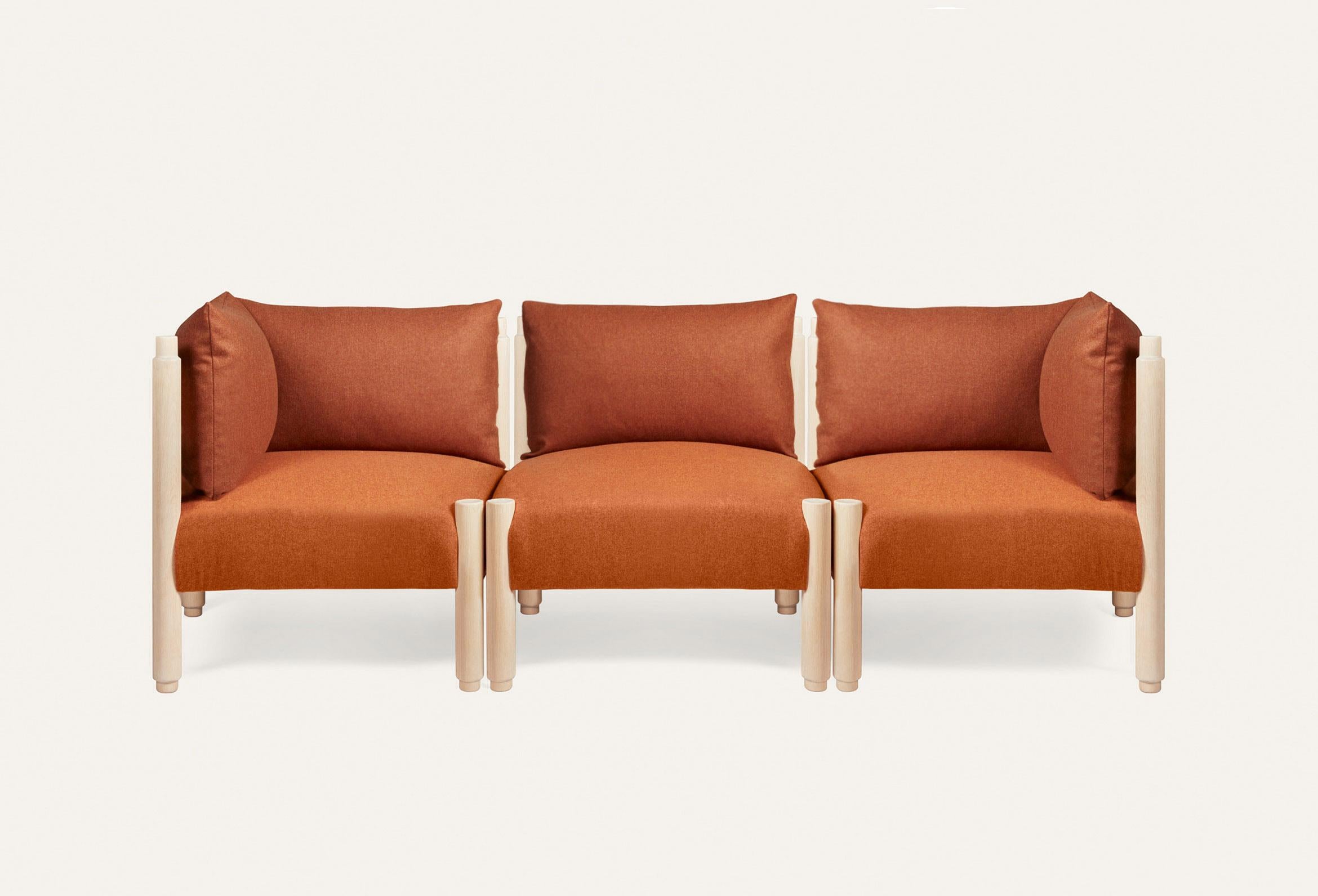 Sofá natural y naranja stand by Me con cojines de Storängen Design
Dimensiones: P 222 x A 74 x Alt 73 x SH 42 cm.
Materiales: madera de abedul, tela.
Disponible en otros colores y tejidos. Con respaldo fijo o almohadas.
Disponible en diferentes