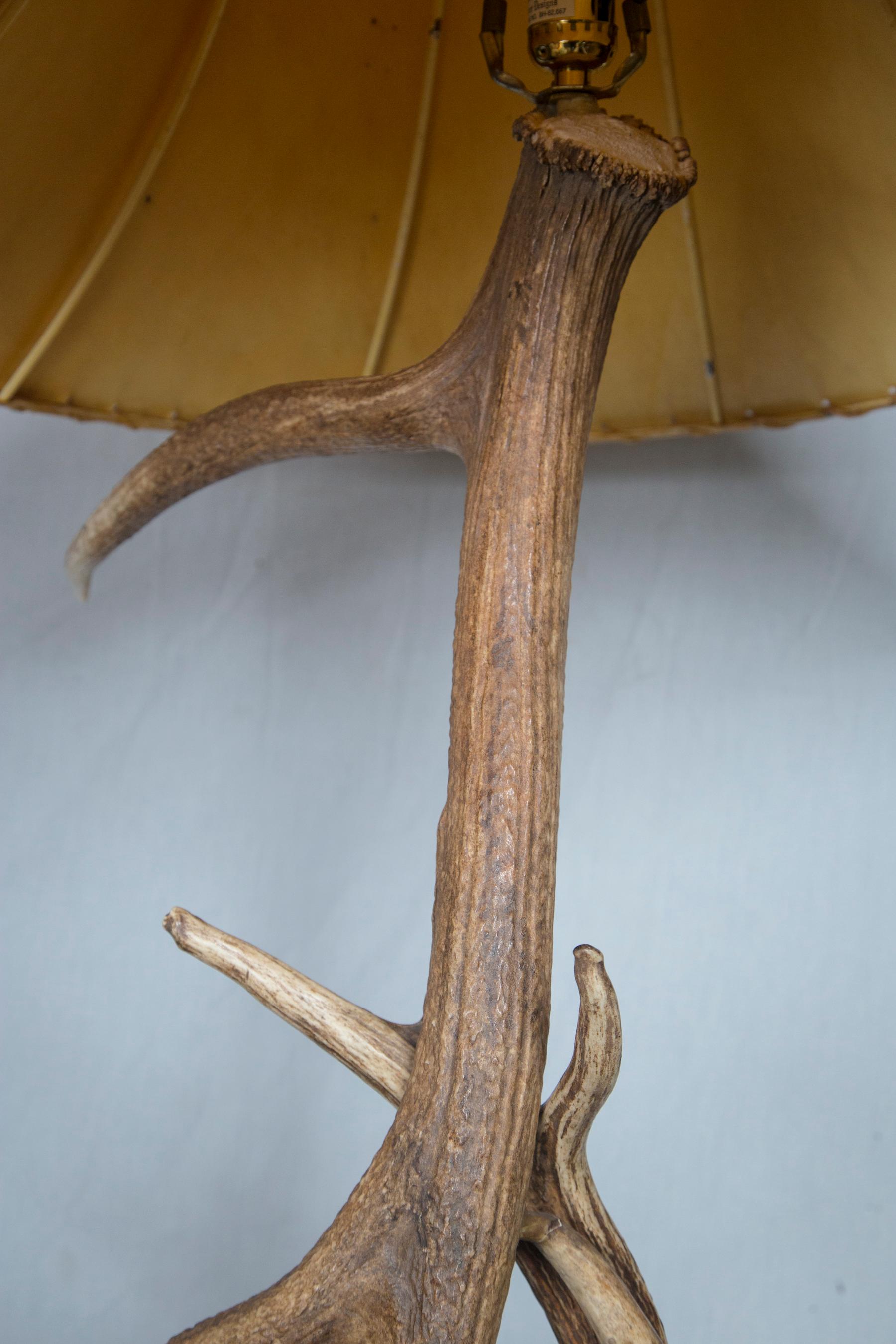 Natural Antler Floor Lamp In Good Condition For Sale In Woodbury, CT