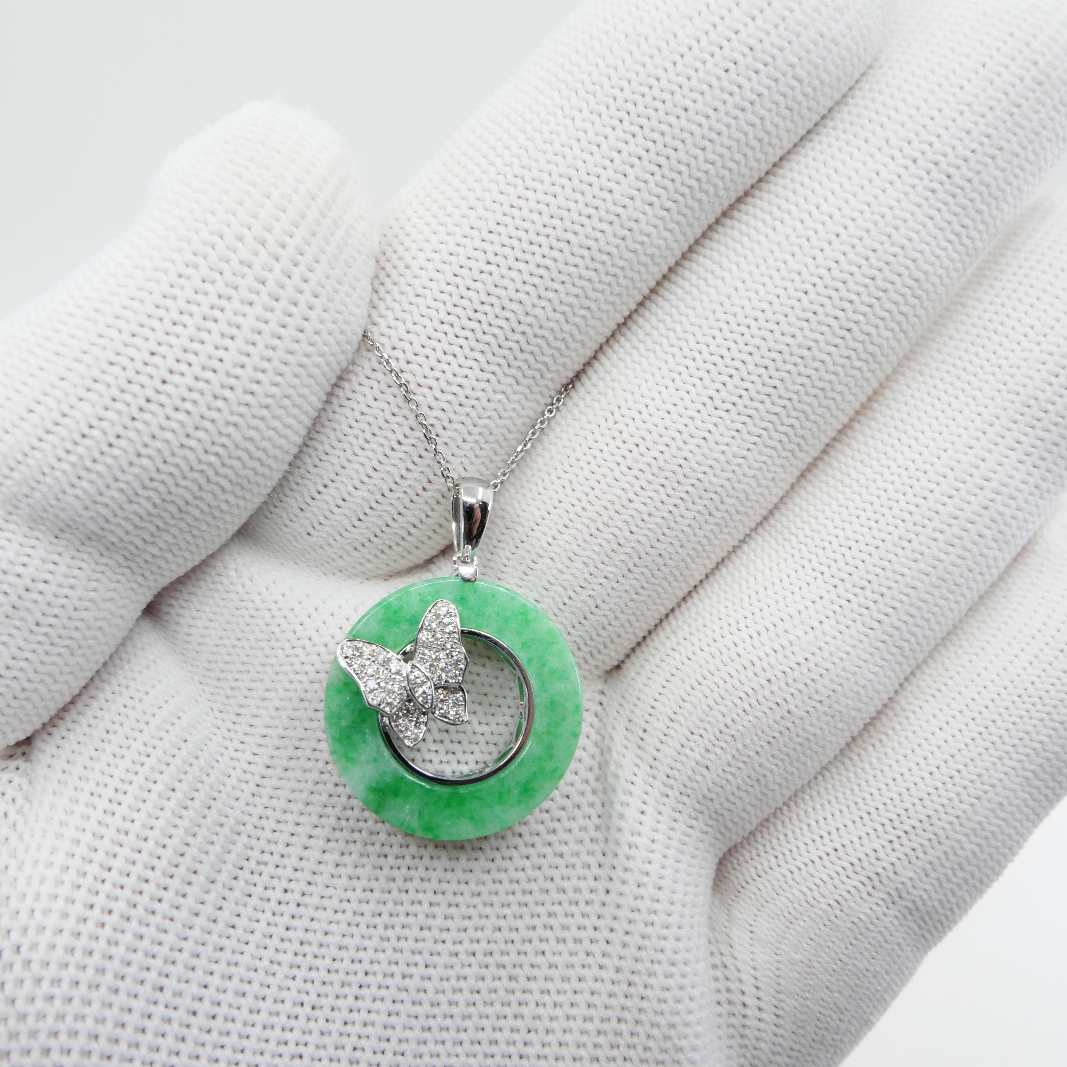 Collier pendentif papillon en jade vert pomme certifié 13,72 carats et diamants.  Pour femmes en vente