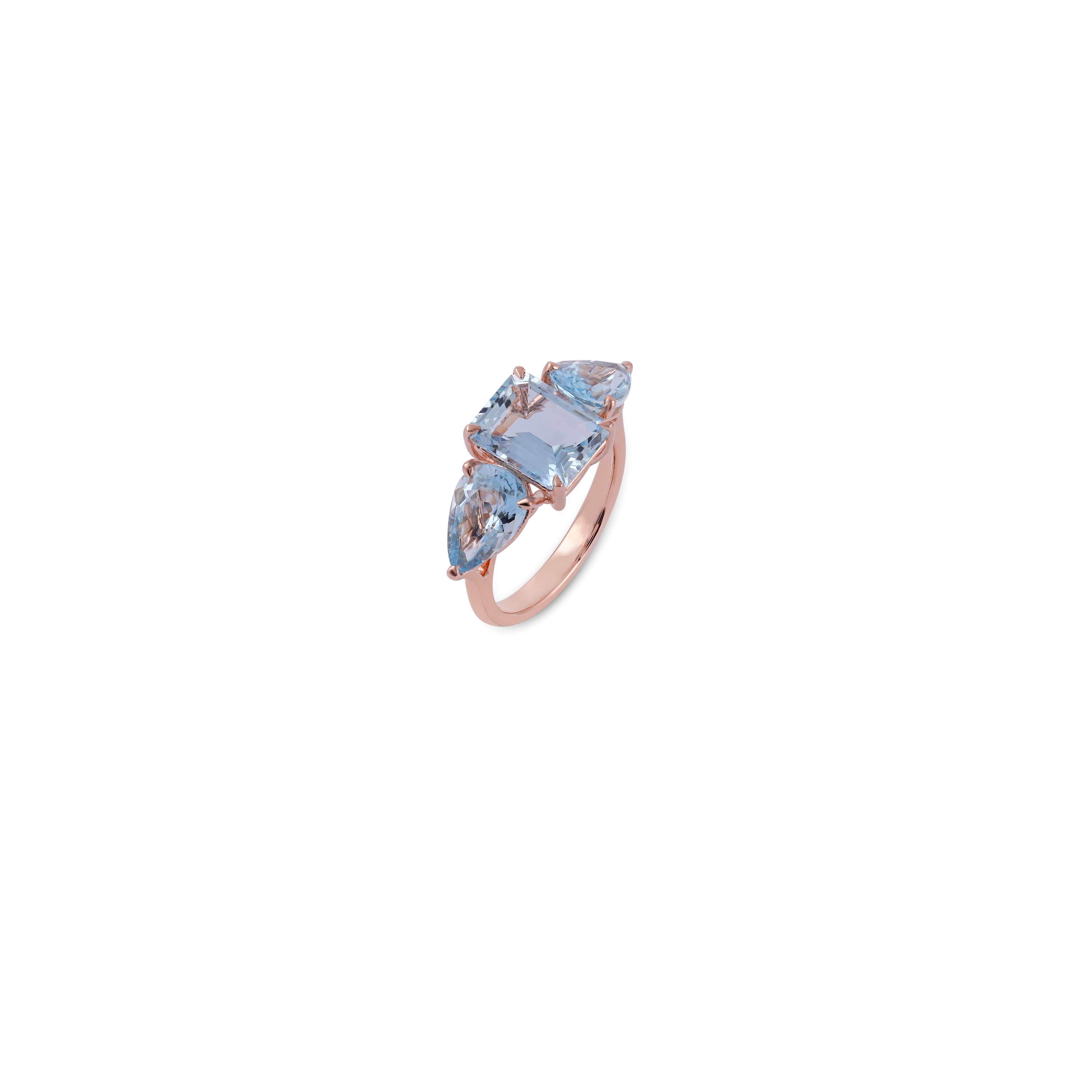 Contemporary Natural Aquamarine 3 stones Ring in 18k Rose Gold For Sale