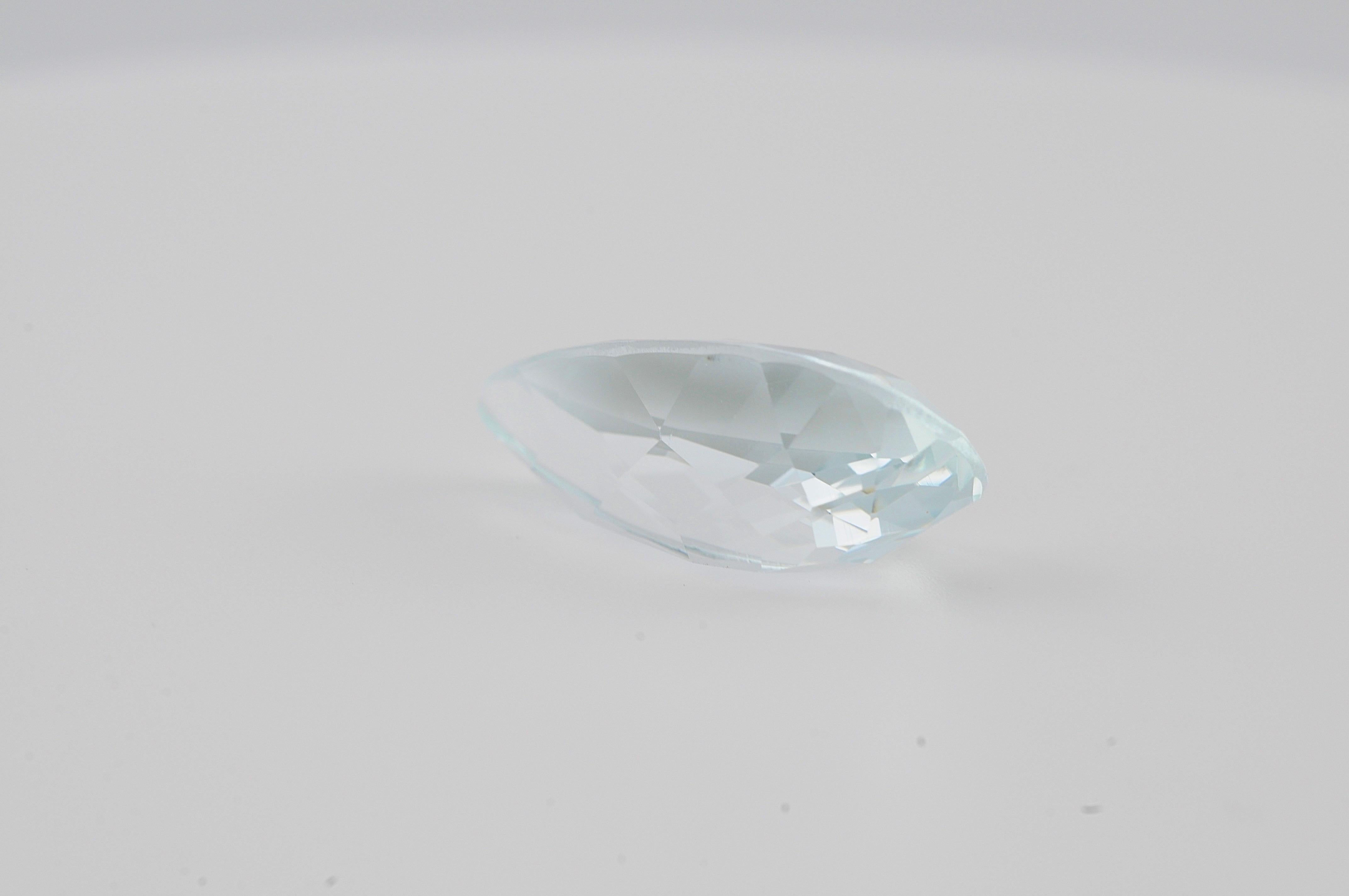 Women's or Men's Natural Aquamarine – 8.79 ct Brazil For Sale