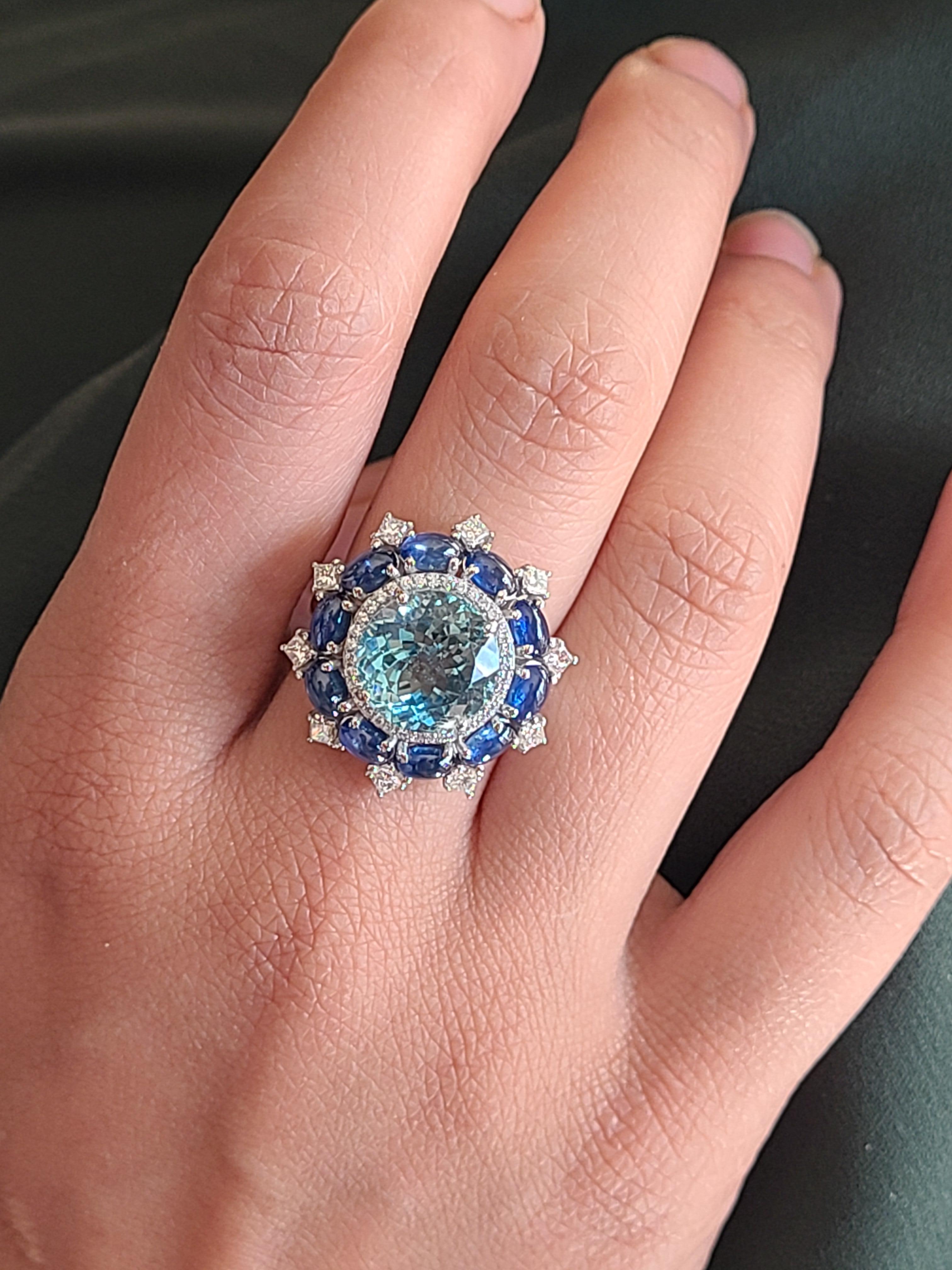 Ein moderner und schicker Ring mit Aquamarinen:: Saphiren und Diamanten in 18 Karat Weißgold. Der Aquamarin ist natürlich und wiegt 5::22 Karat:: der blaue Saphir-Cabochon wiegt 3::33 Karat und der Diamant wiegt 0::63 Karat. Das Nettogoldgewicht des